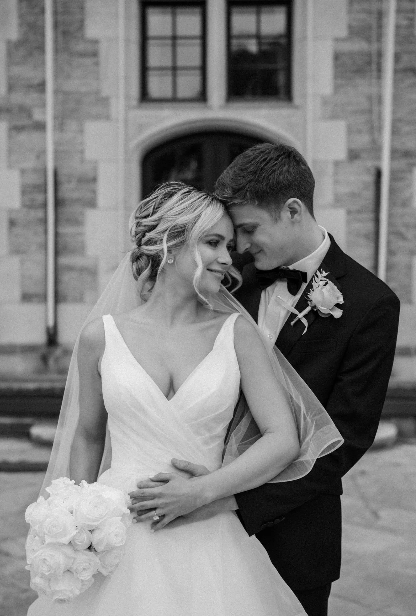 Brautpaar beim Lachen während des Paarshootings