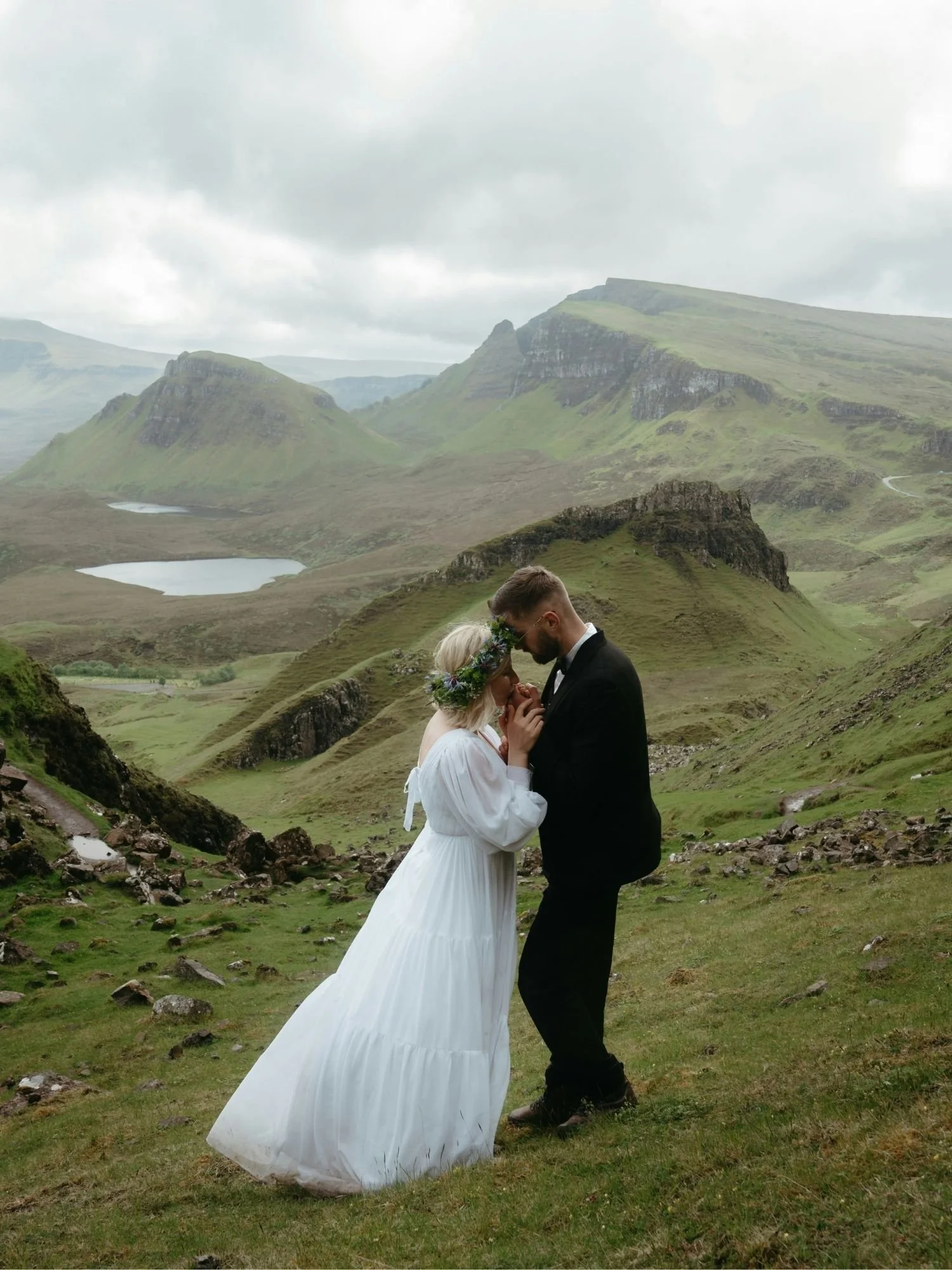 Braut mit natürlichem Make-up und eleganter Hochsteckfrisur bei einer Hochzeit in den schottischen Highlands