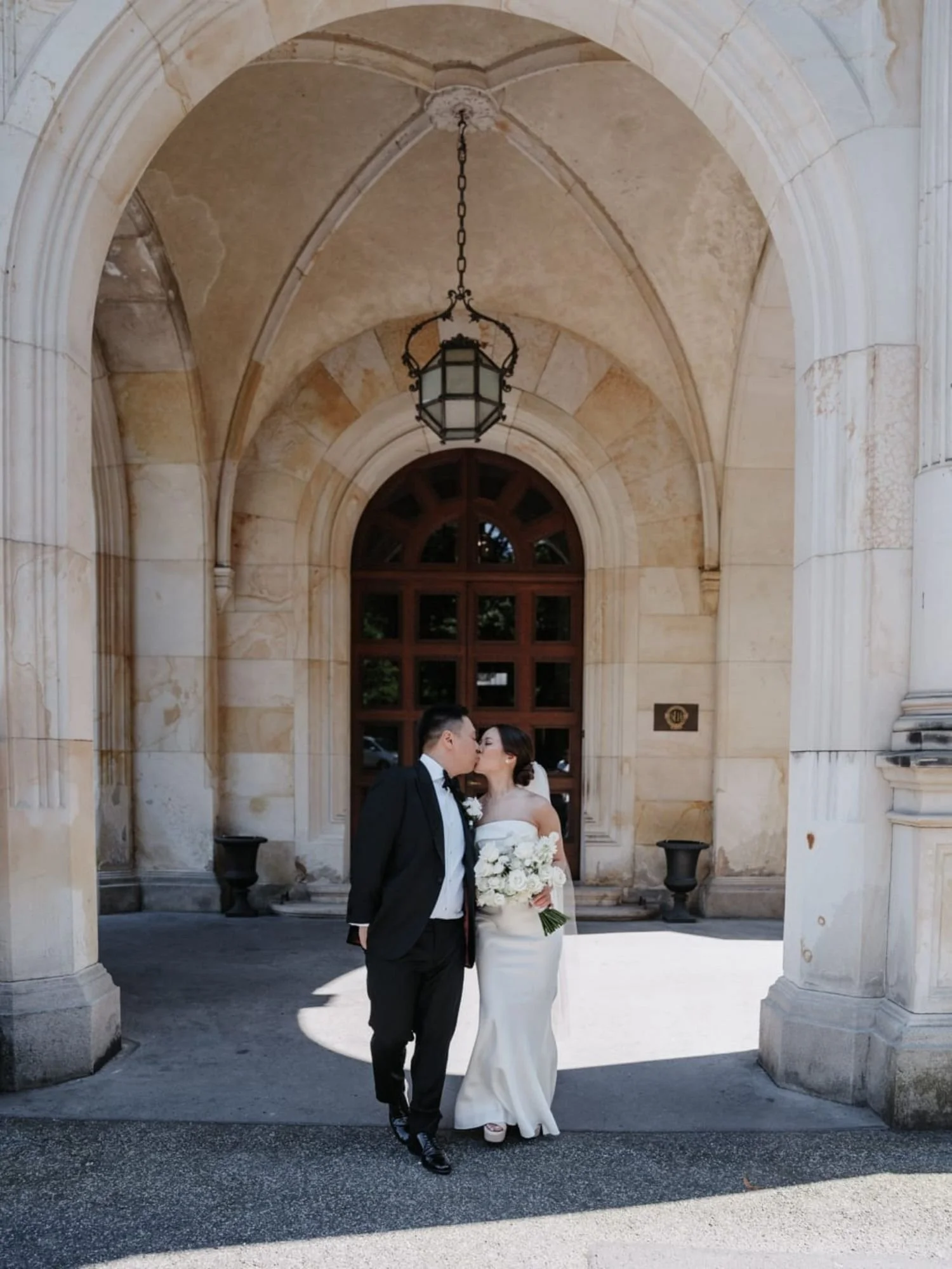 Brautpaar beim Spaziergang nach der Hochzeit im Schlosshotel Kronberg 