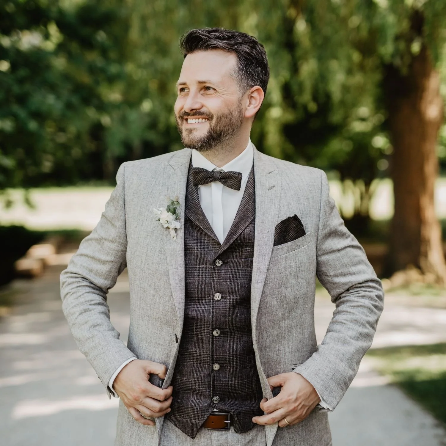 Getting Ready Bräutigam mit Hair & Make-up Styling im Rheingau