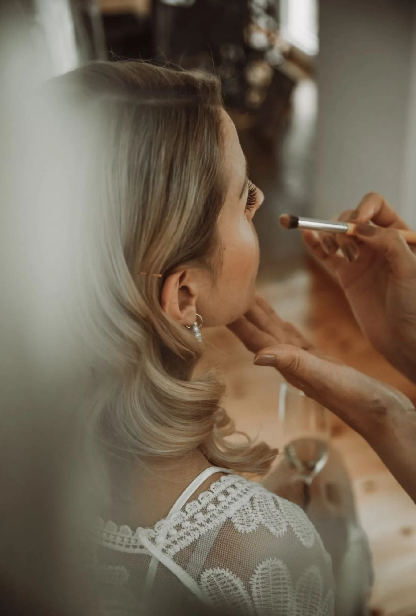 Make-up Artist arbeitet am Brautlook