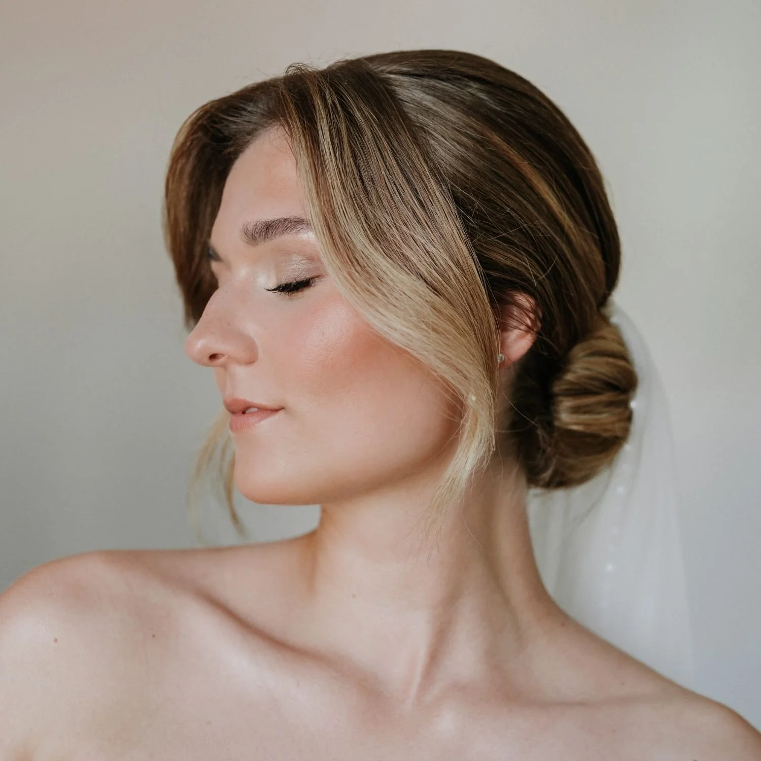 Detailaufnahme Brautstyling mit natürlichem Make-up und modernem Hairstyling
