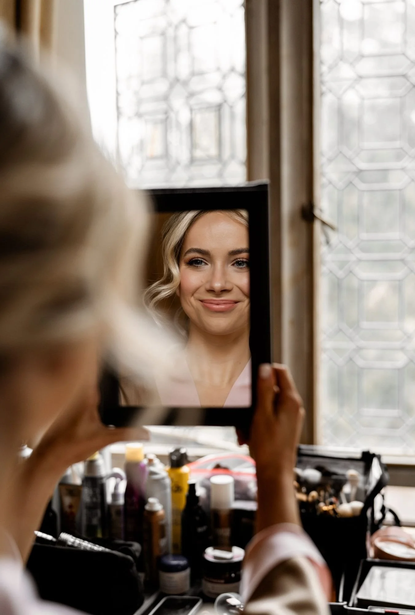 Braut lächelt beim letzten Blick in den Spiegel