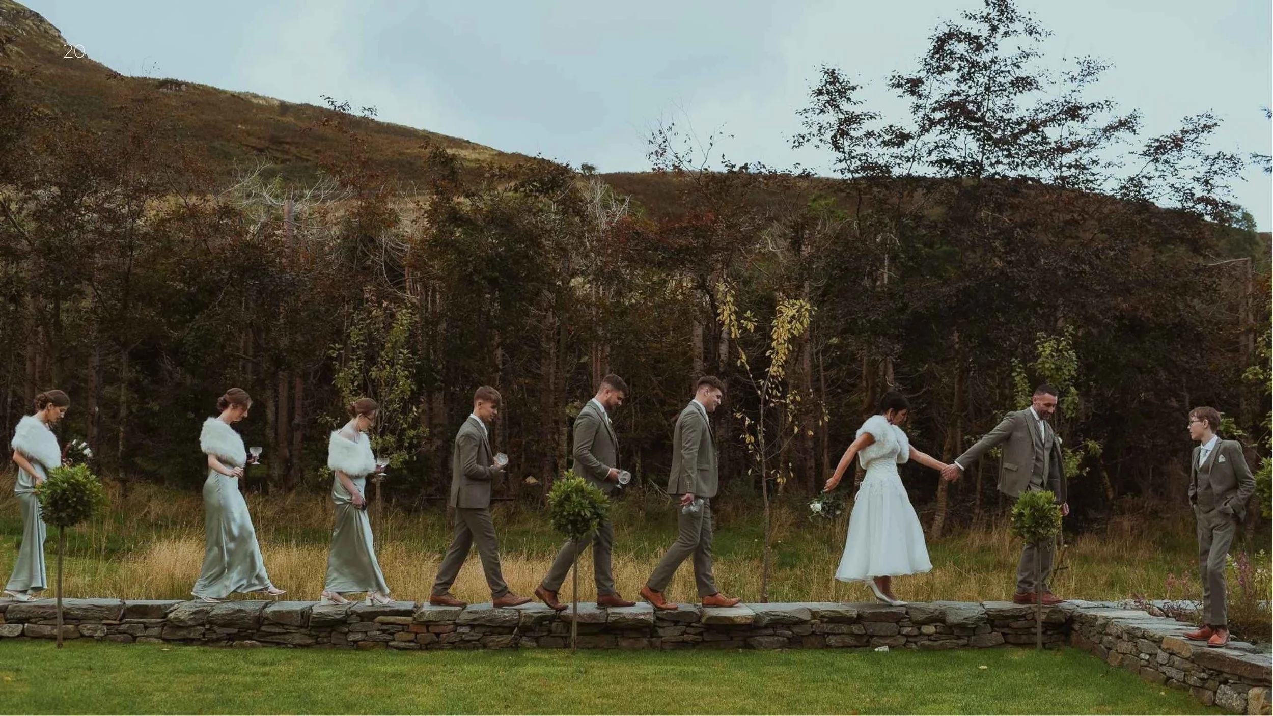 Elegante Hochzeitsgesellschaft läuft auf den historischen Mauern von Kilmartin Castle