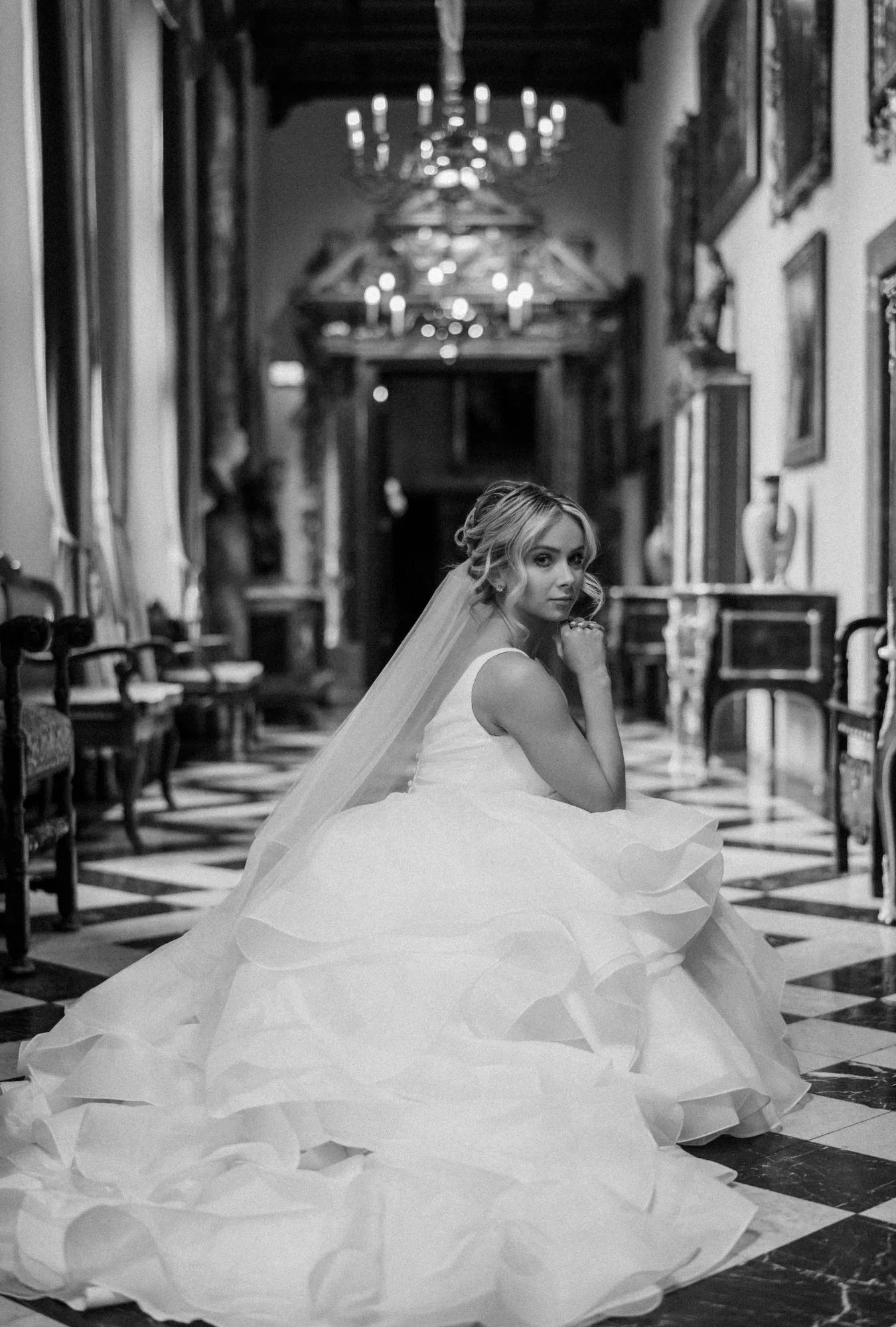 Hockende Braut vor historischer Kulisse