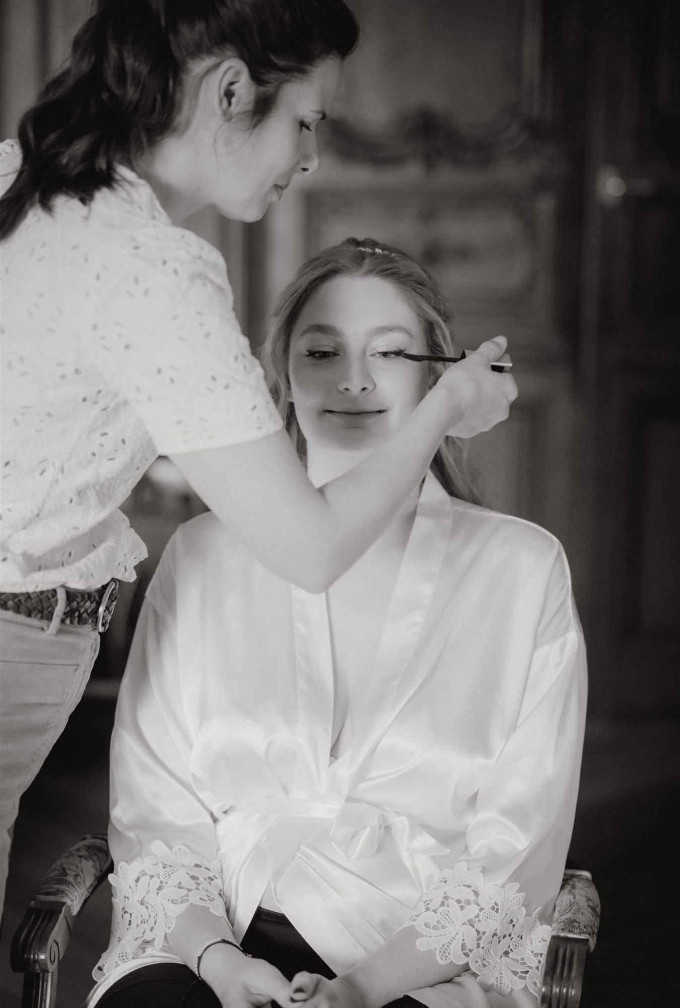 Make-up Artist trägt Mascara bei der Braut auf