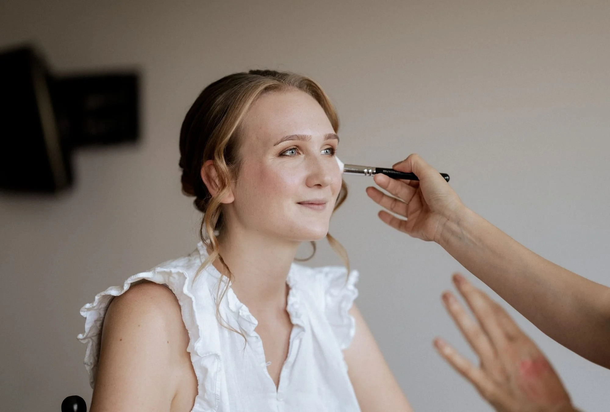 Braut beim Getting Ready mit professionellem Styling