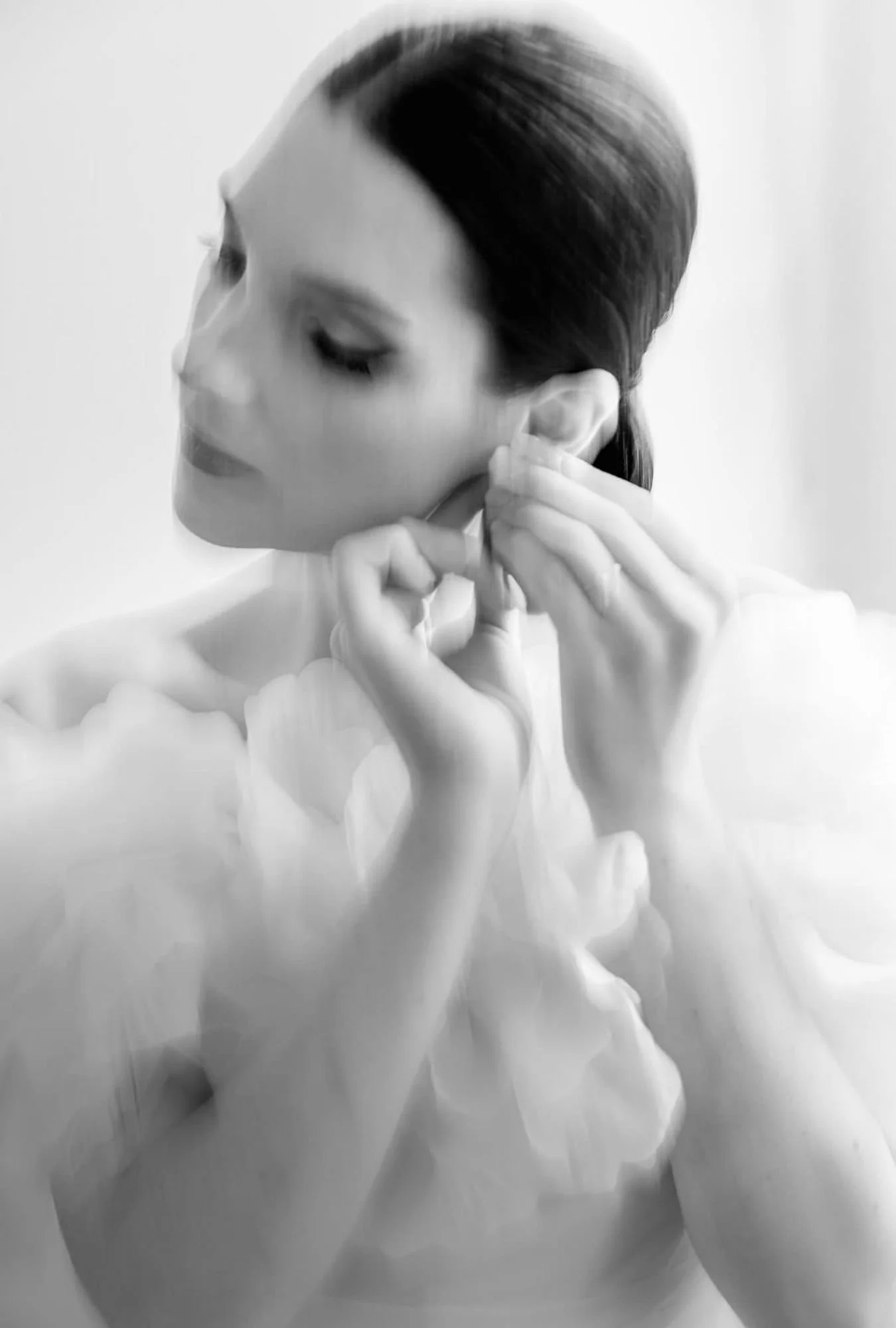 Foto einer Braut beim Ohrschmuck anlegen