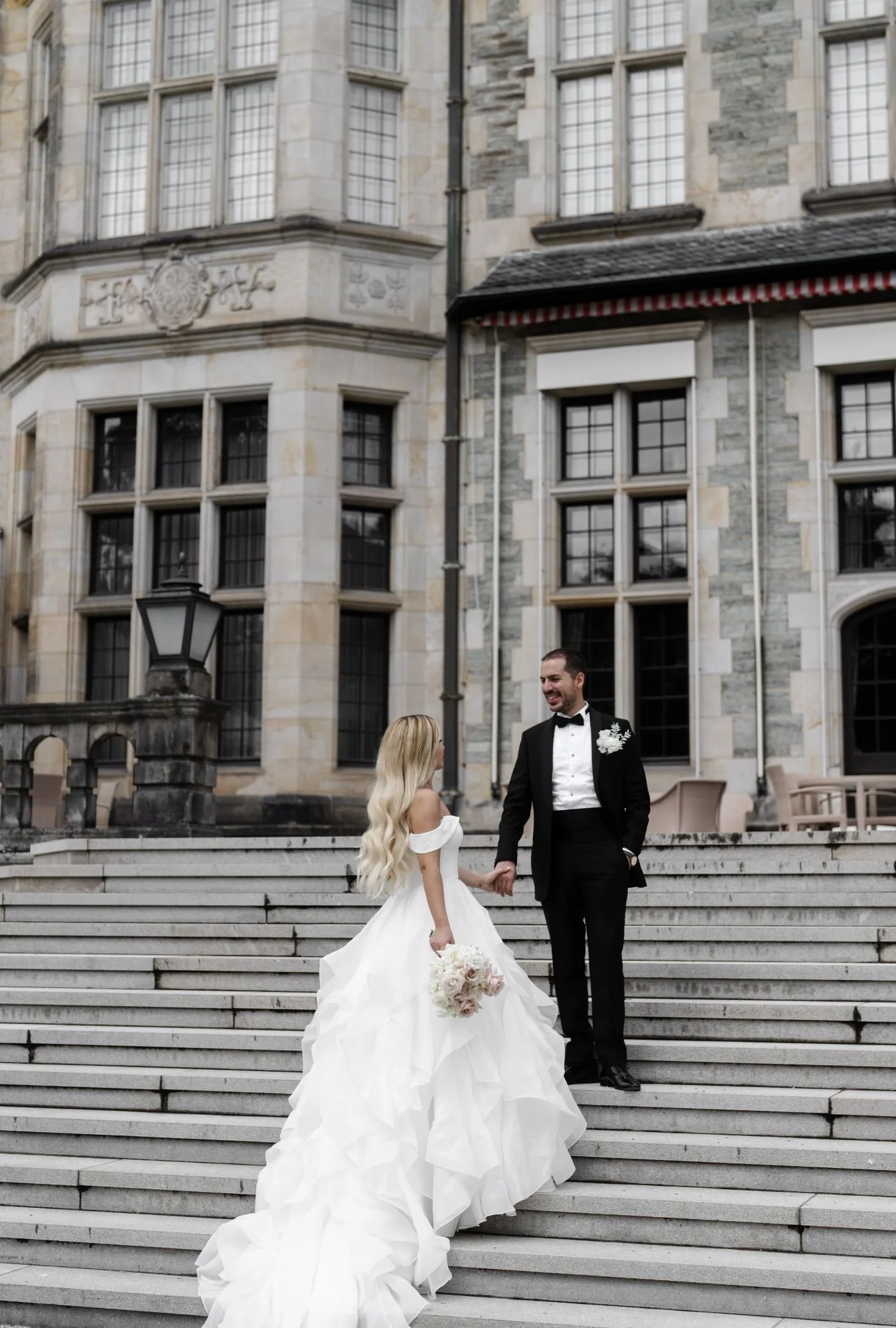 Braut mit locker fallenden Waves und Bräutigam auf der Terrasse des Schlosshotel Kronberg
