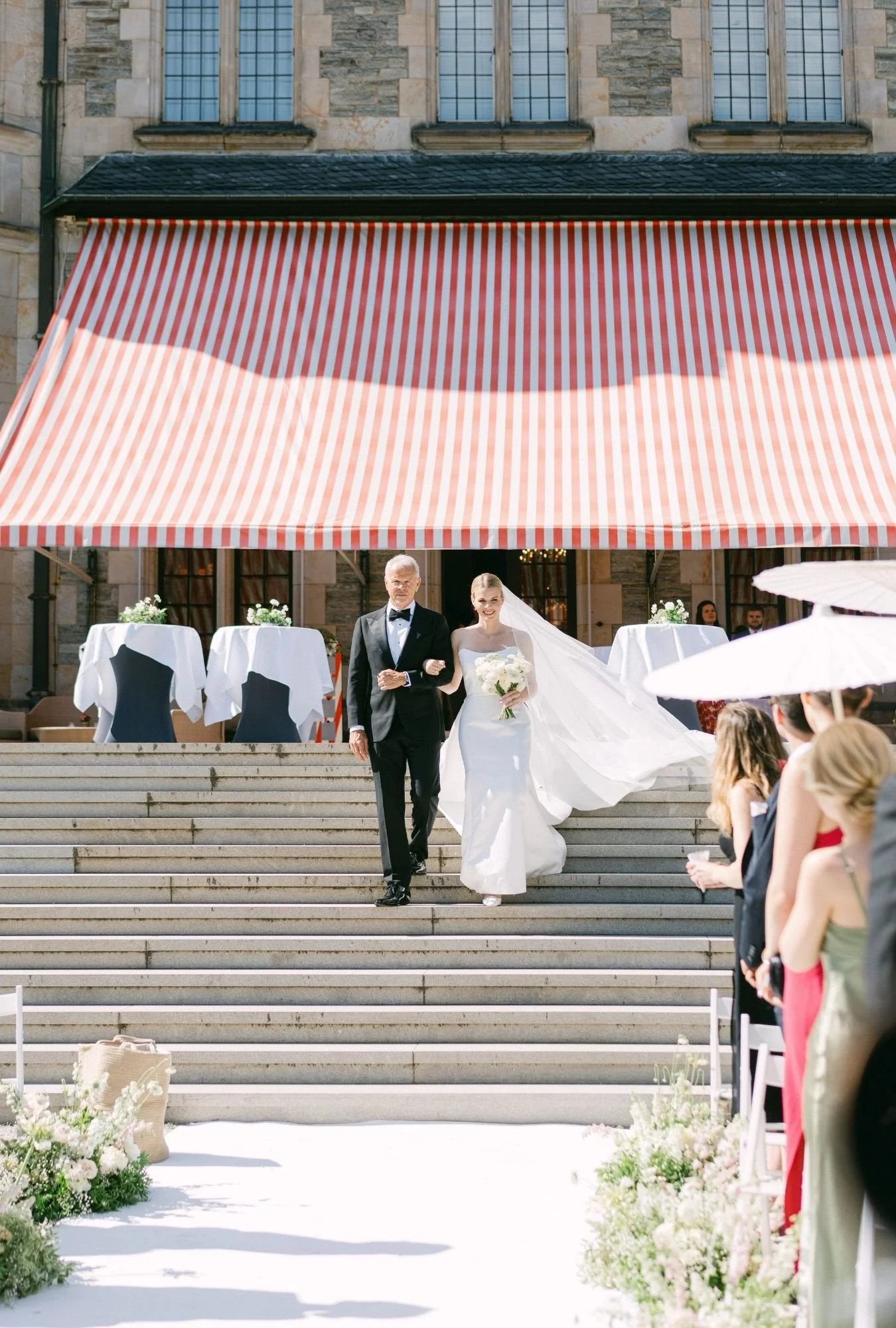 Moderne Braut mit ihrem Vater beim Einzug zur freien Trauung im Schlosshotel Kronberg