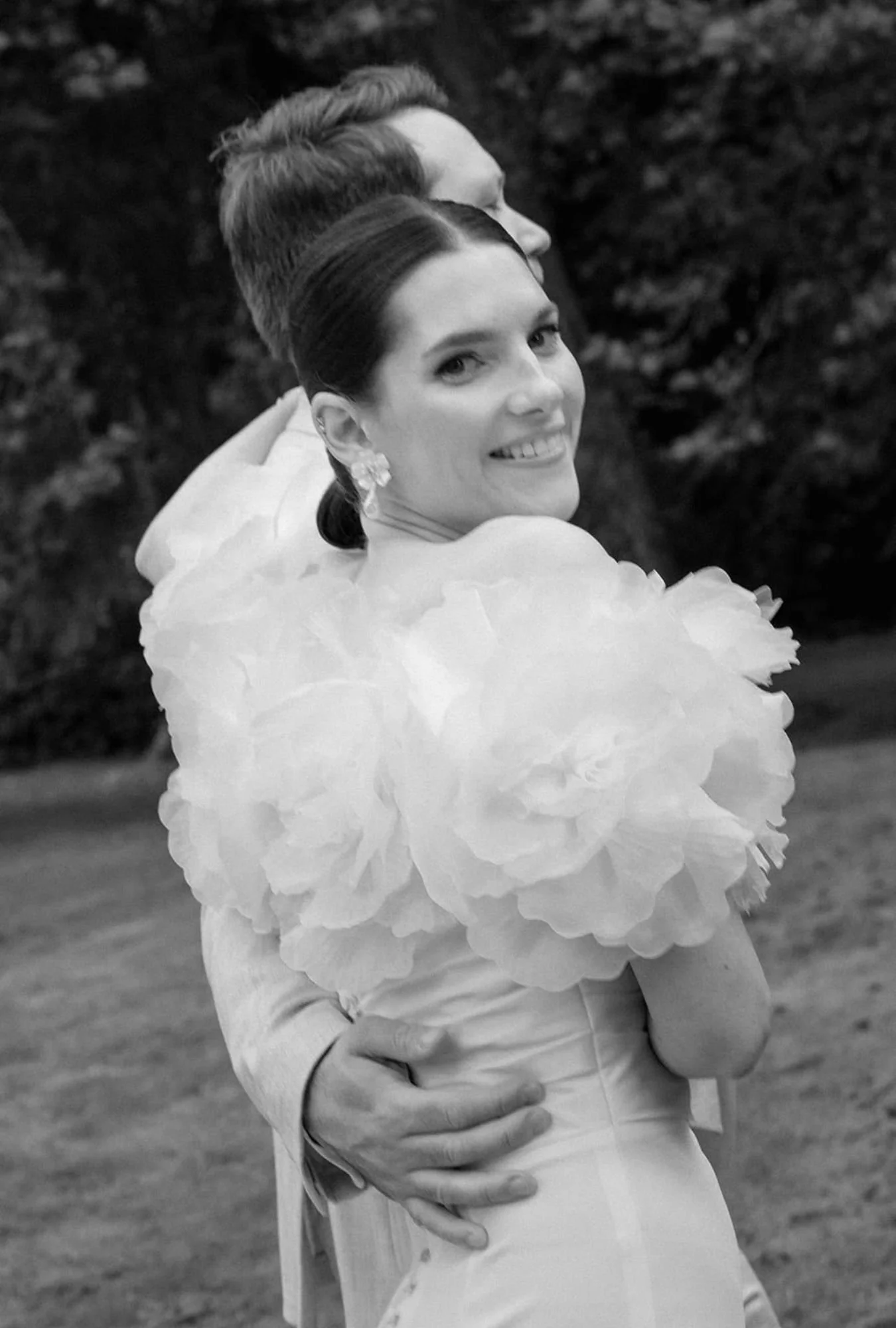 Schwarz weiß Aufnahme eines Brautpaares auf dem die Braut lacht