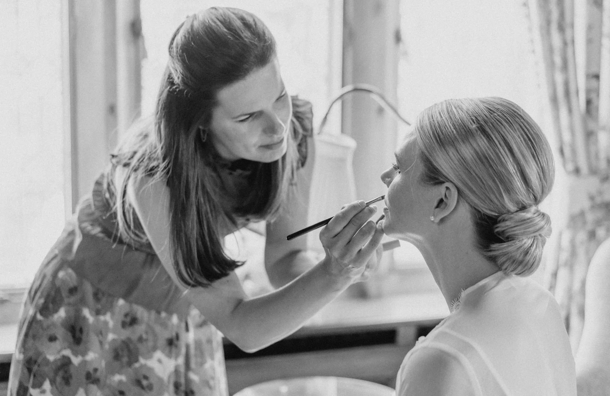 Nadine Winkelmann schminkt eine Braut beim Getting Ready im Schlosshotel Kronberg.
