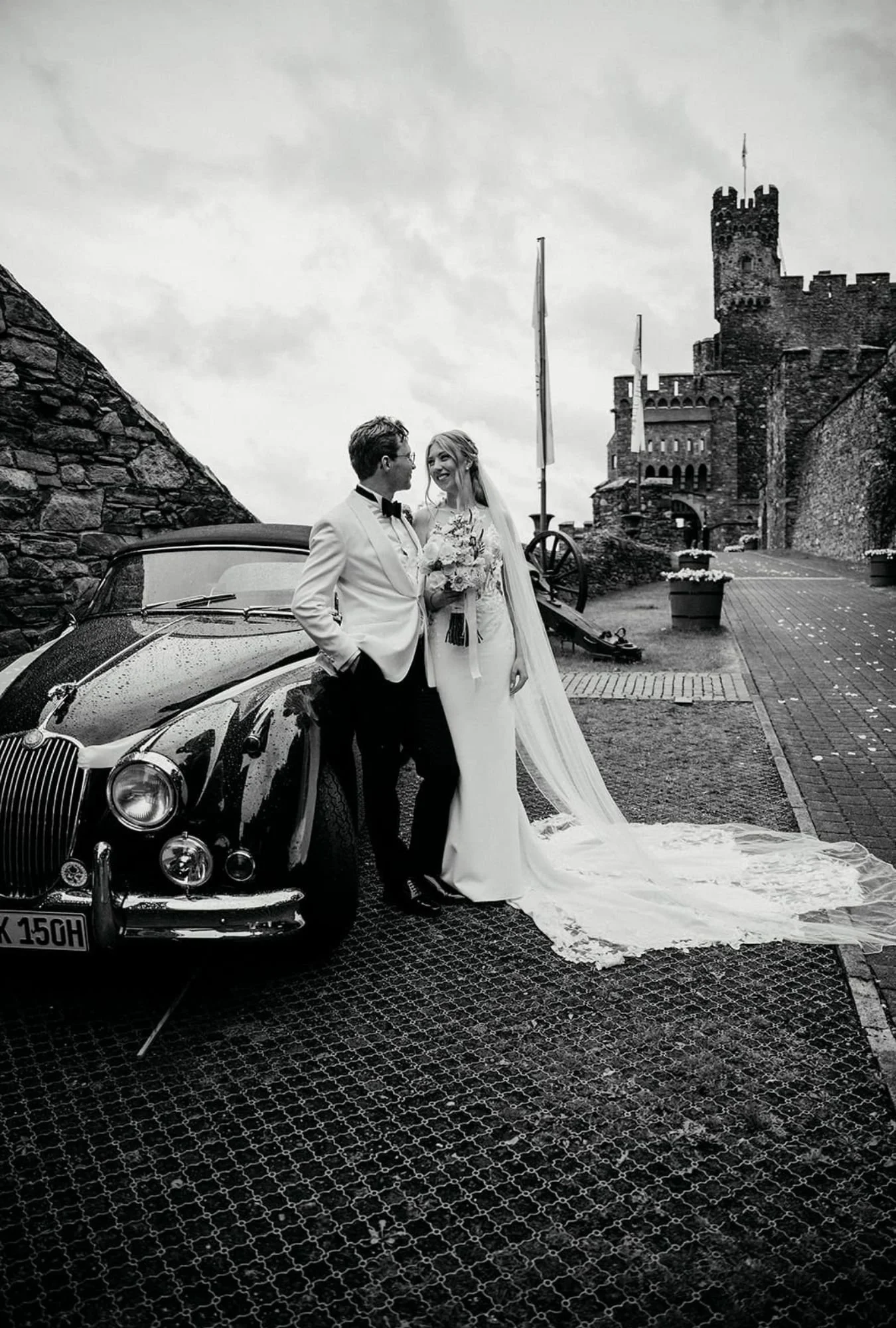 Brautpaar mit Oldtimer auf Burg Reichenstein 