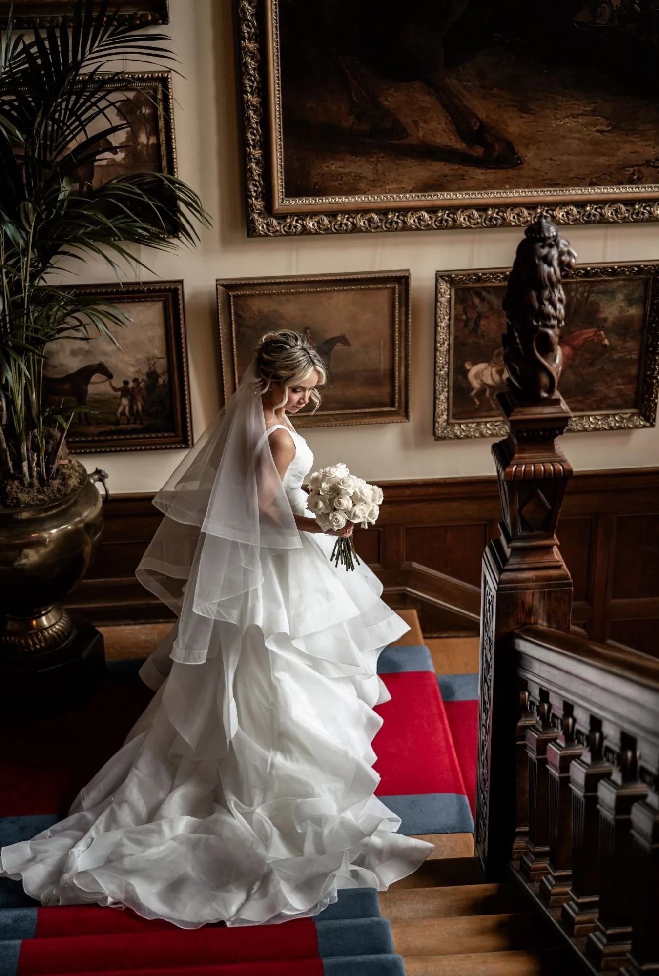 Braut mit elegantem Styling im Treppengang eines historischen Gebäudes
