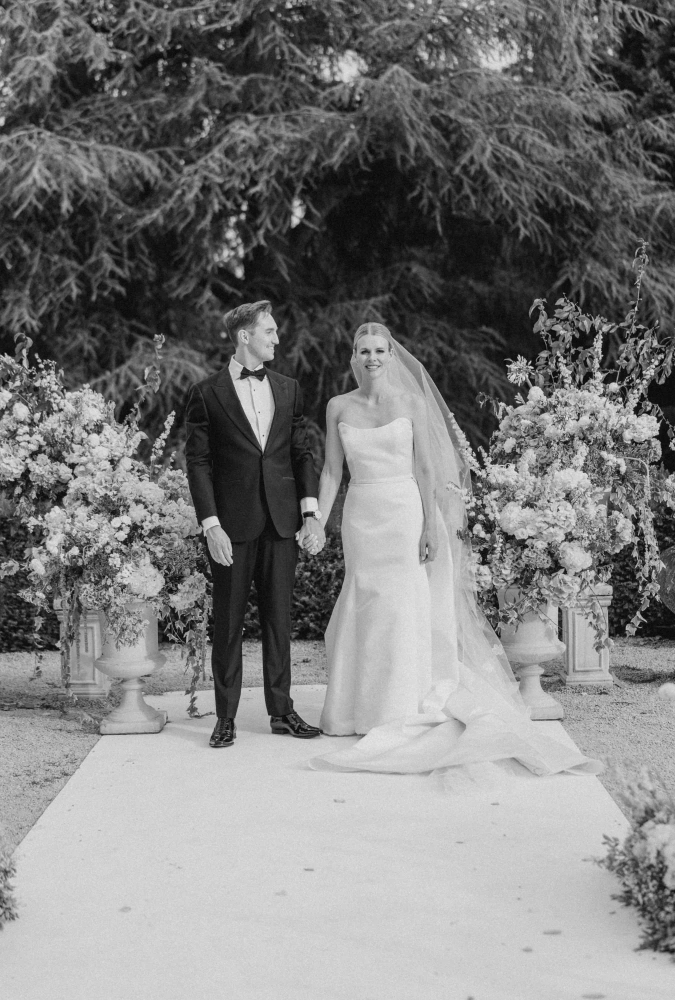 Elegantes Paar mit zeitlosem Styling nach der Zeremonie einer freien Trauung 