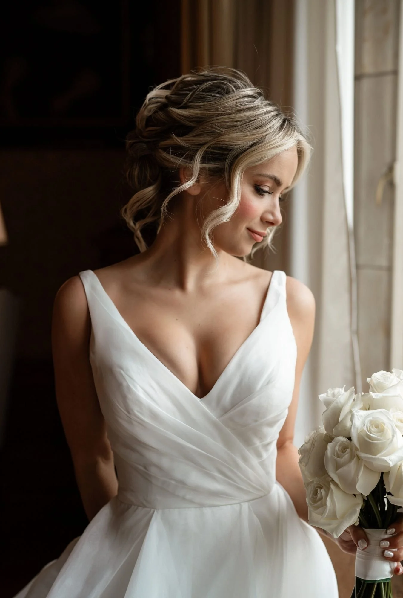 Fertiger Bridal Look im weichen Tageslicht am Fester