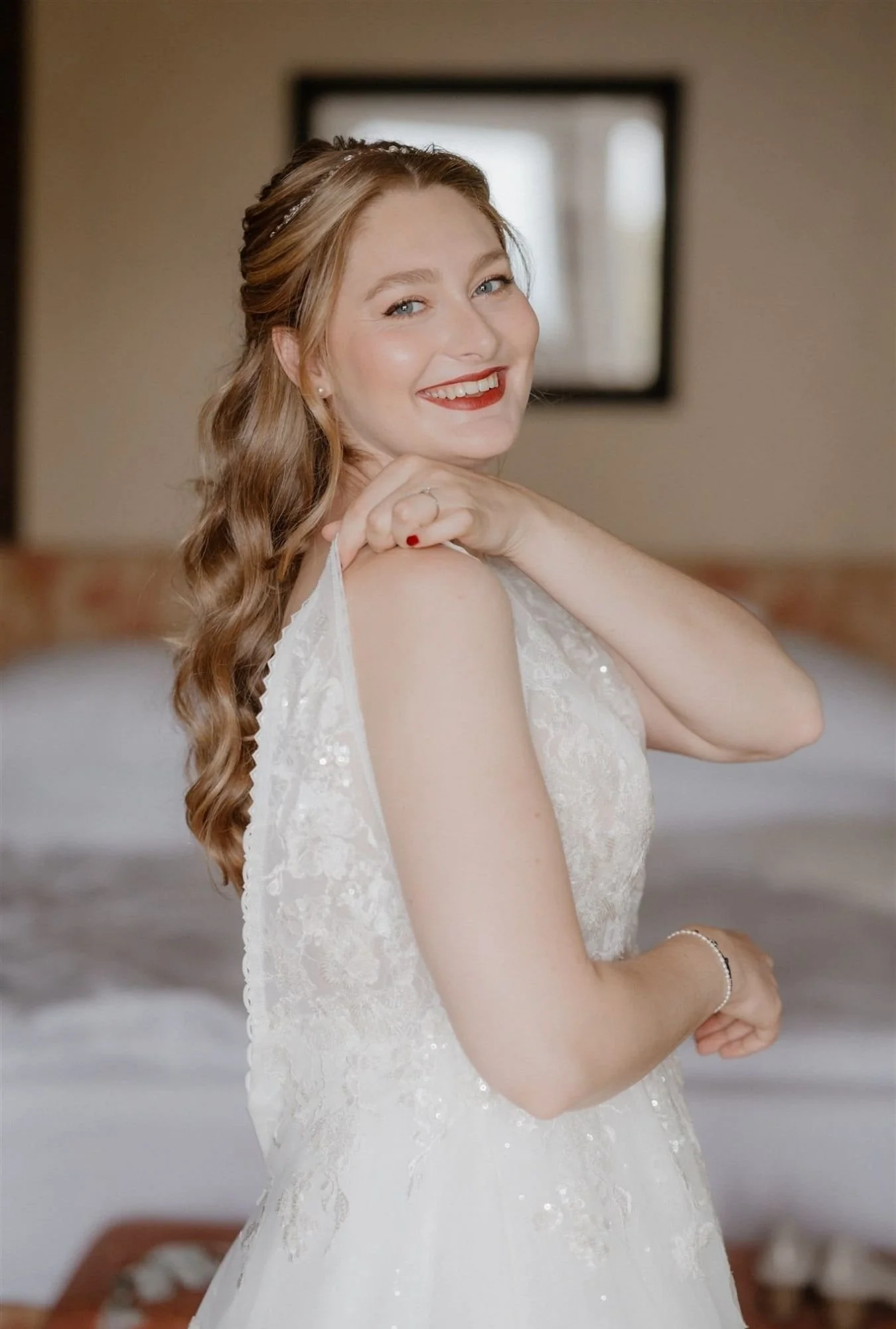 Braut mit klassischem, elegantem Styling beim Ankleiden 