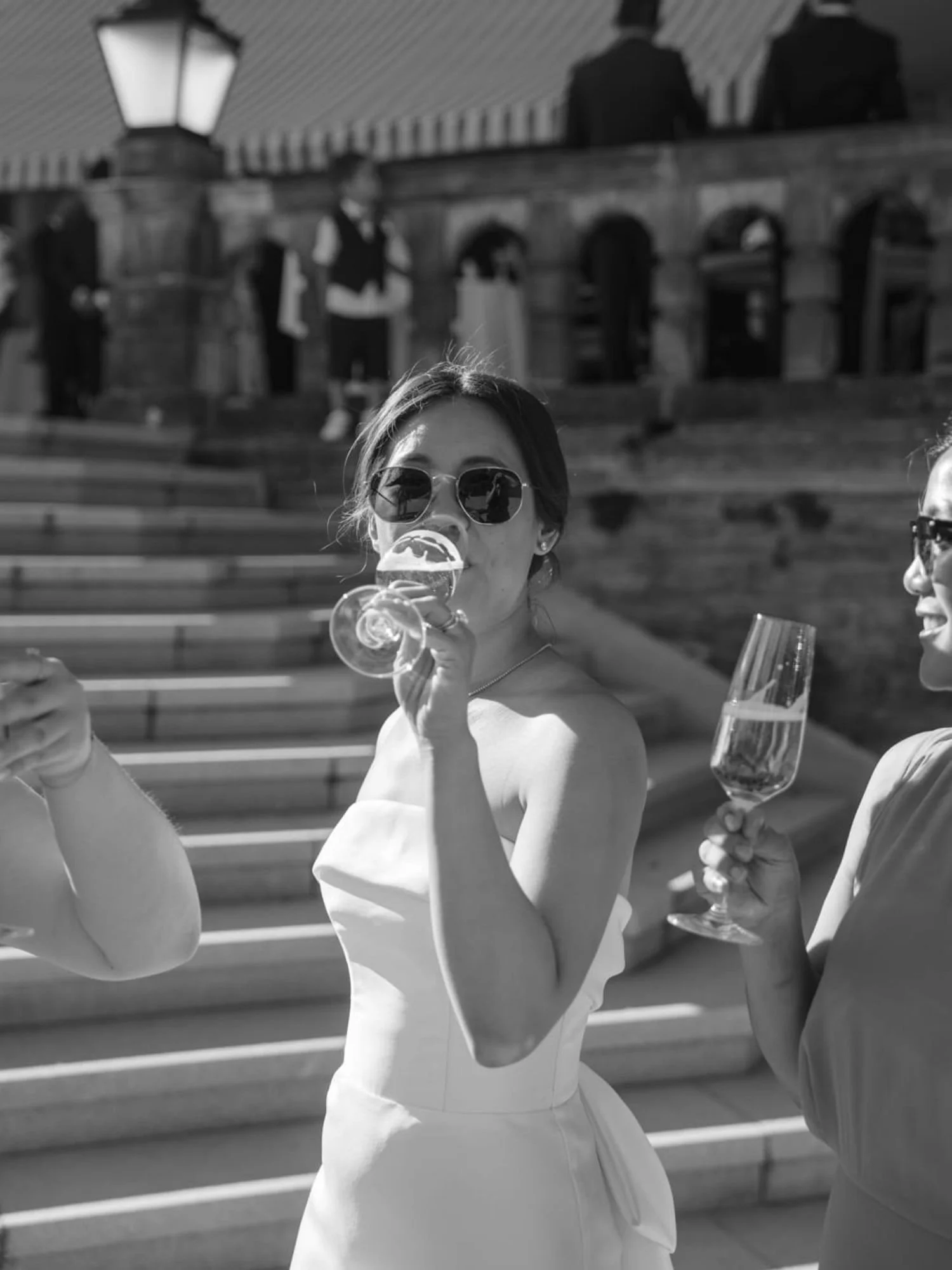 Braut beim Sektempfang