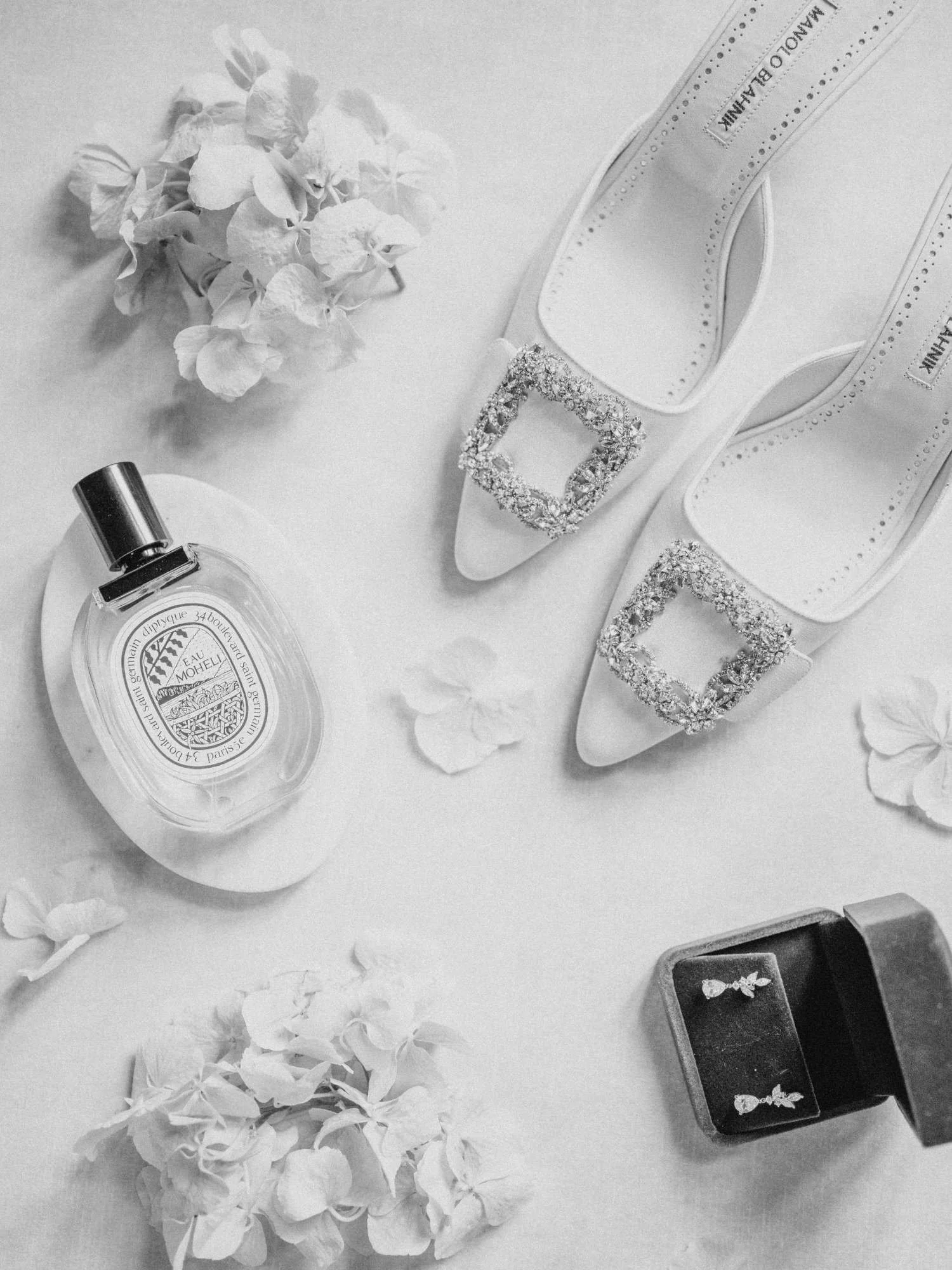 Stillleben mit Brautschuhen, Parfum und Schmuck während der Hochzeitsvorbereitungen der Braut.