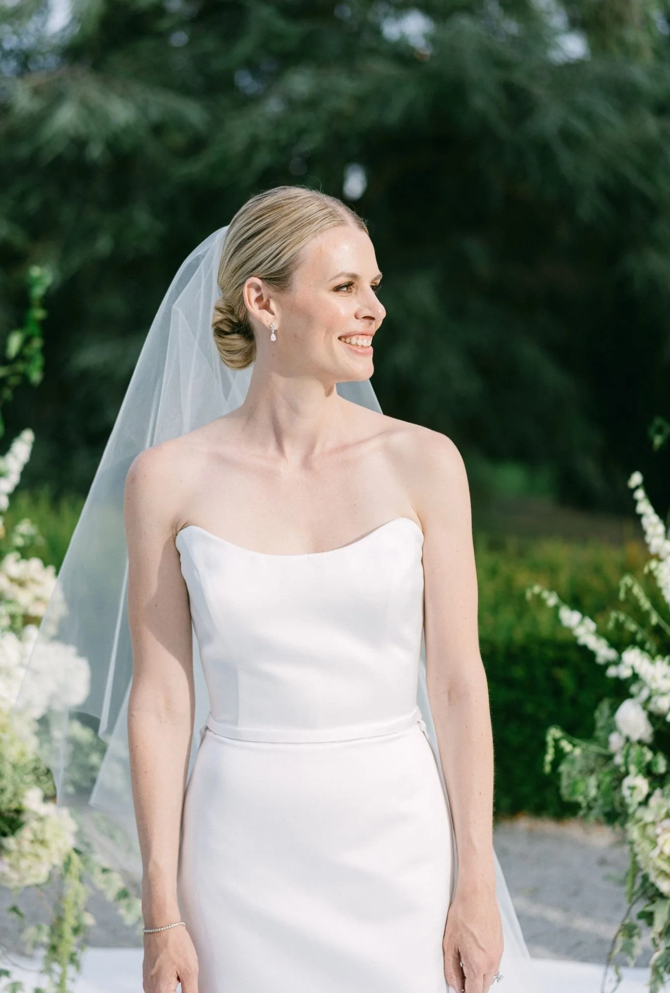 Exklusiver Brautlook einer Braut mit natürlichem, perfektioniertem Finish
