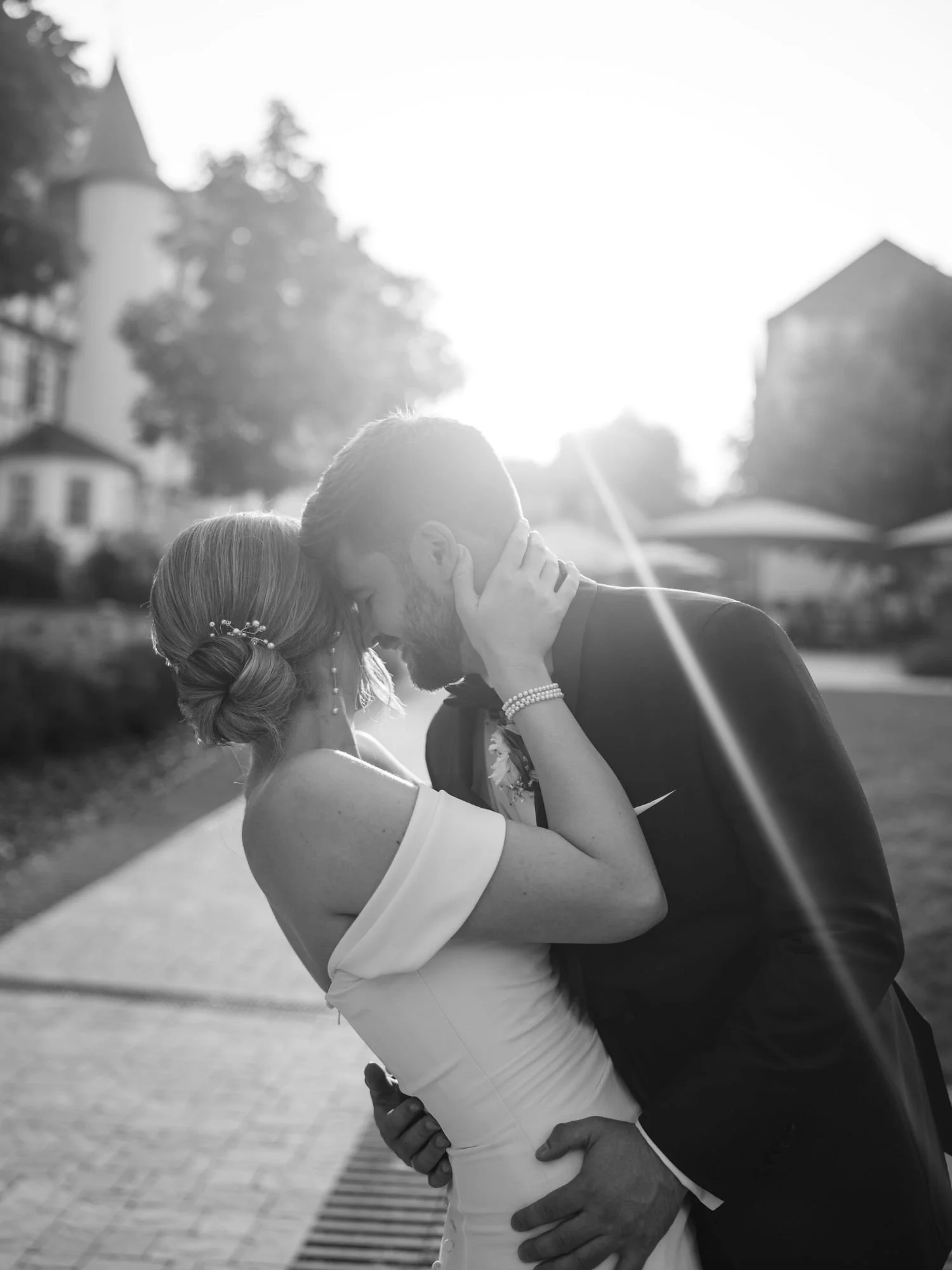 Foto eines Brautpaares mit Fokus auf das Haarstyling der Braut 
