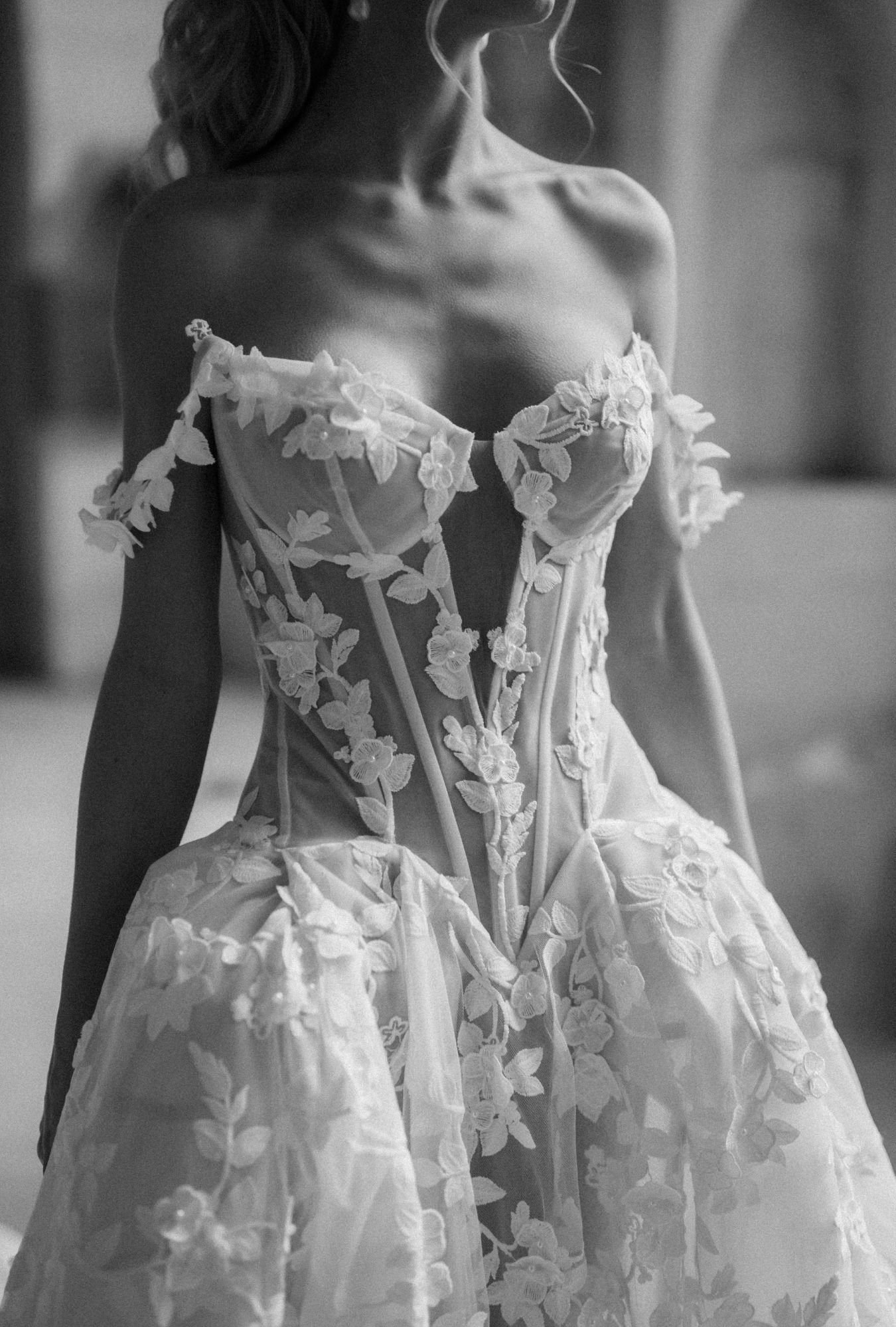 Nahaufnahme von Stoff und Struktur des Brautkleides