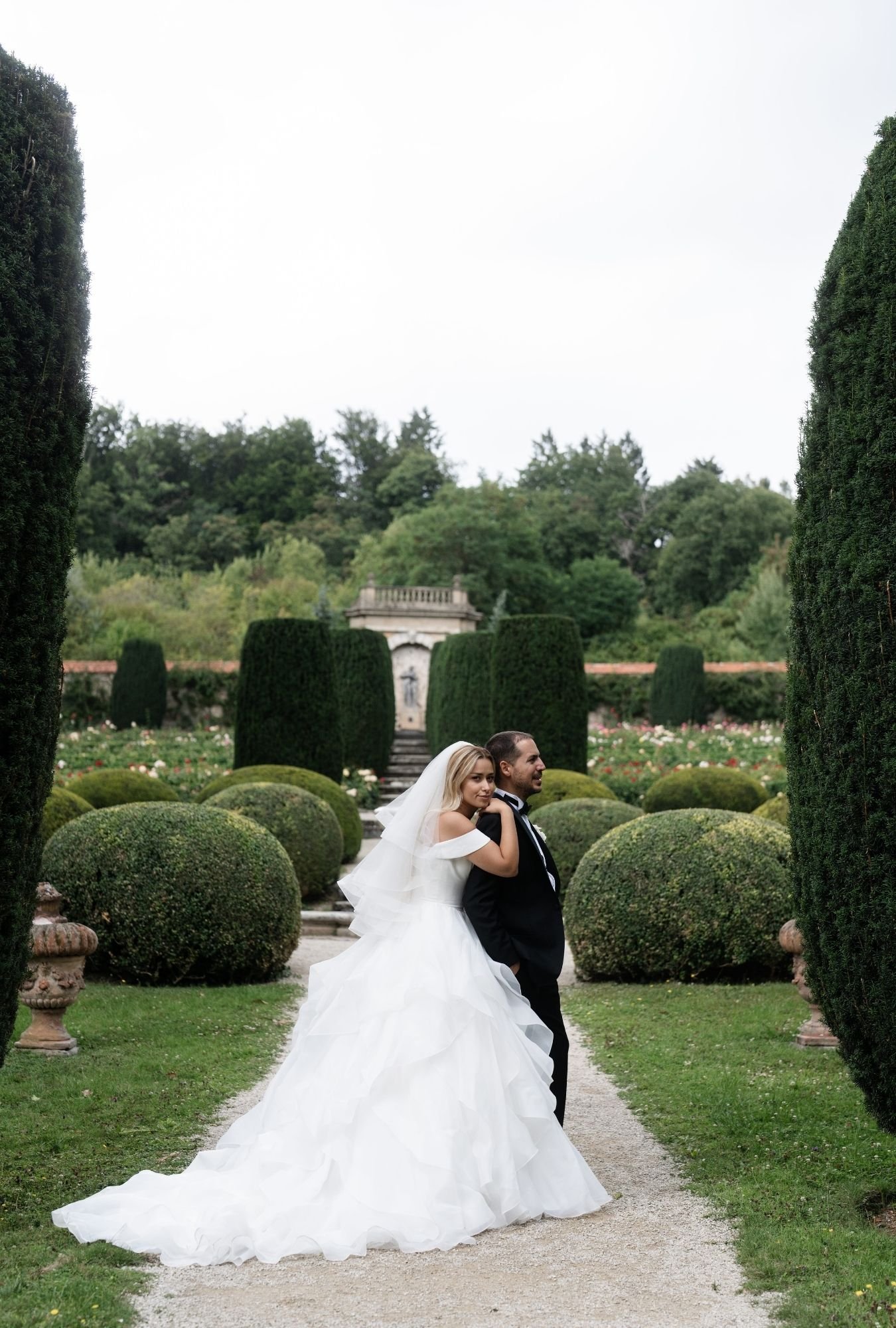 Frisch vermähltes Brautpaar im Rosengarten des Schlosshotel Kronberg