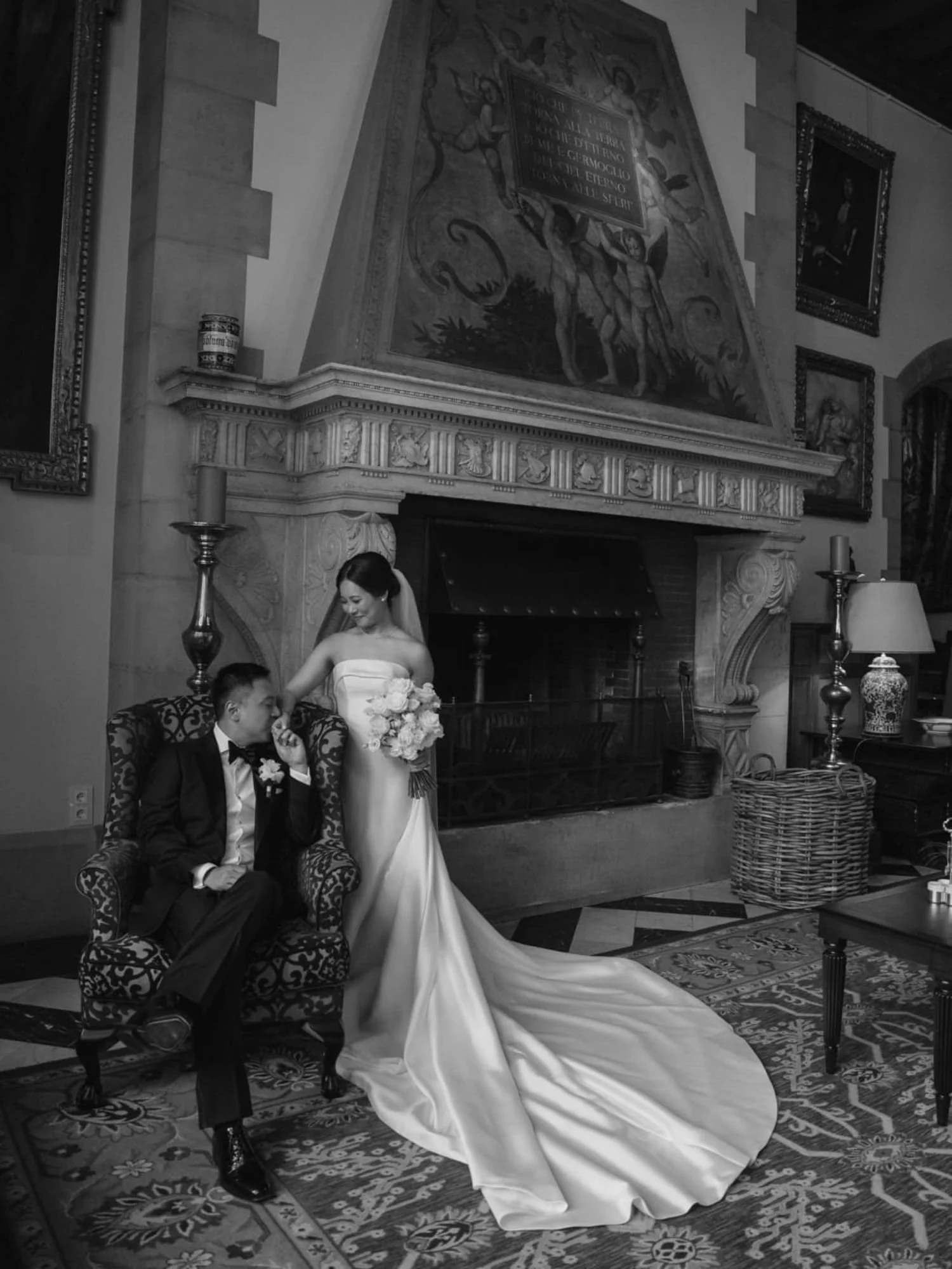 Liebender Blick zwischen Braut und Bräutigam in historischem Ambiente am Kamin 