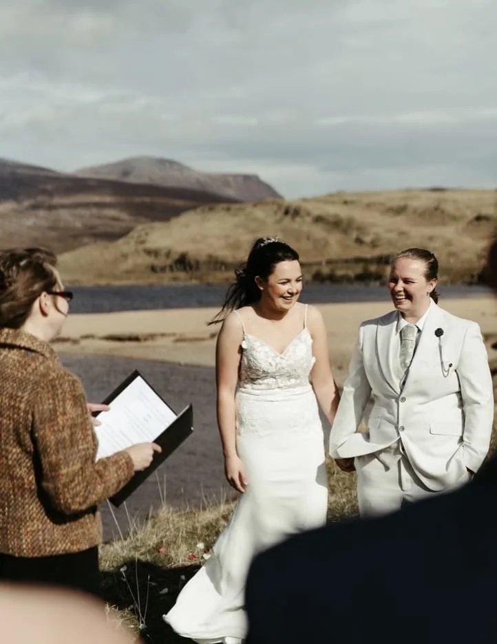 Ein Elopement in Schottland mit Aussicht auf das Ardvreck Castle
