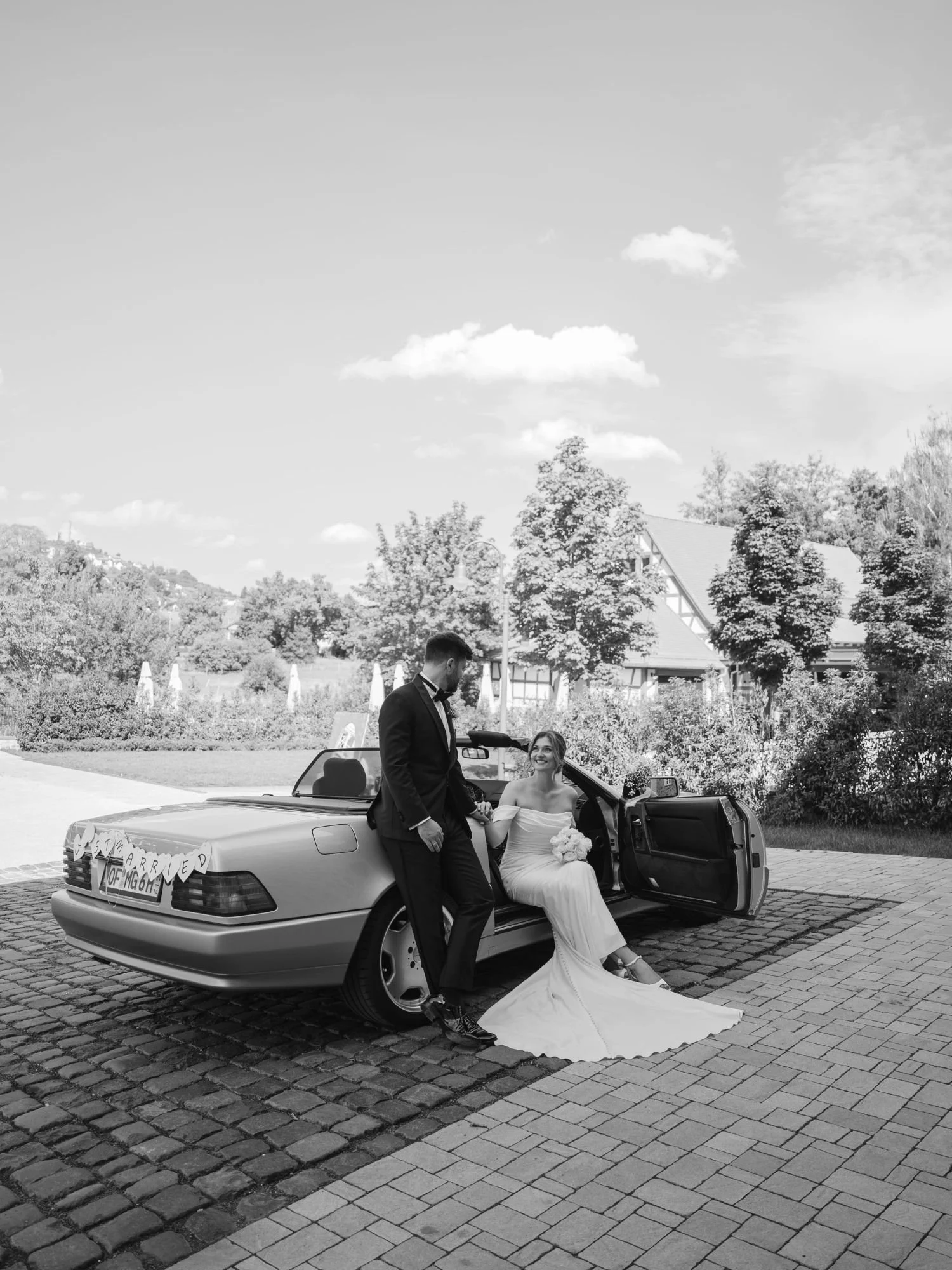 Brautpaar bei einem Fotoshooting mit Oldtimer