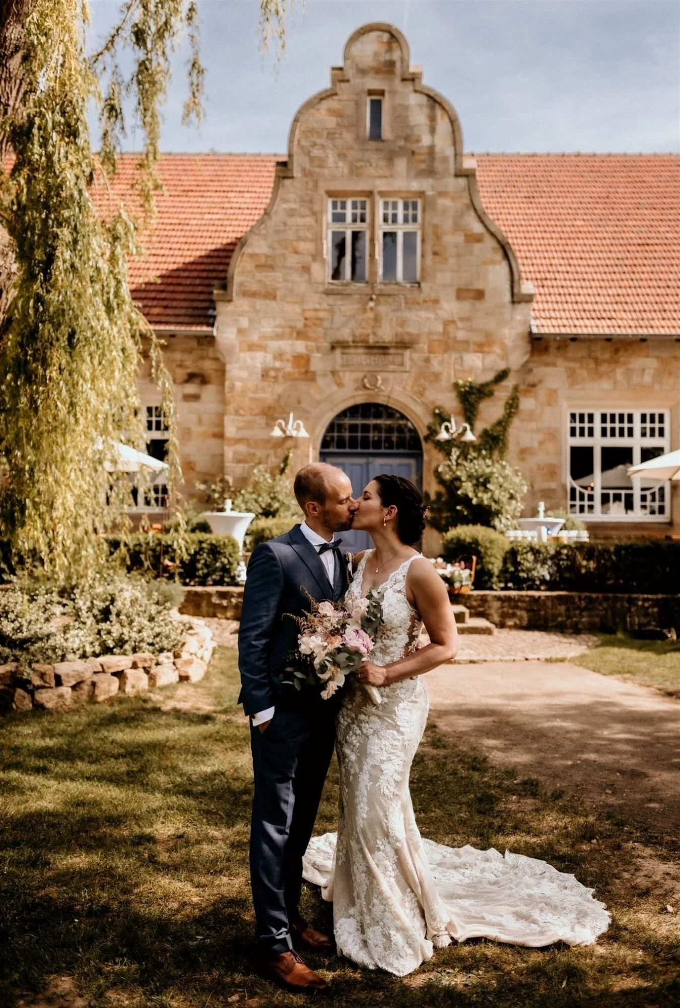 Elegantes Brautpaar vor stilvoller Kulisse