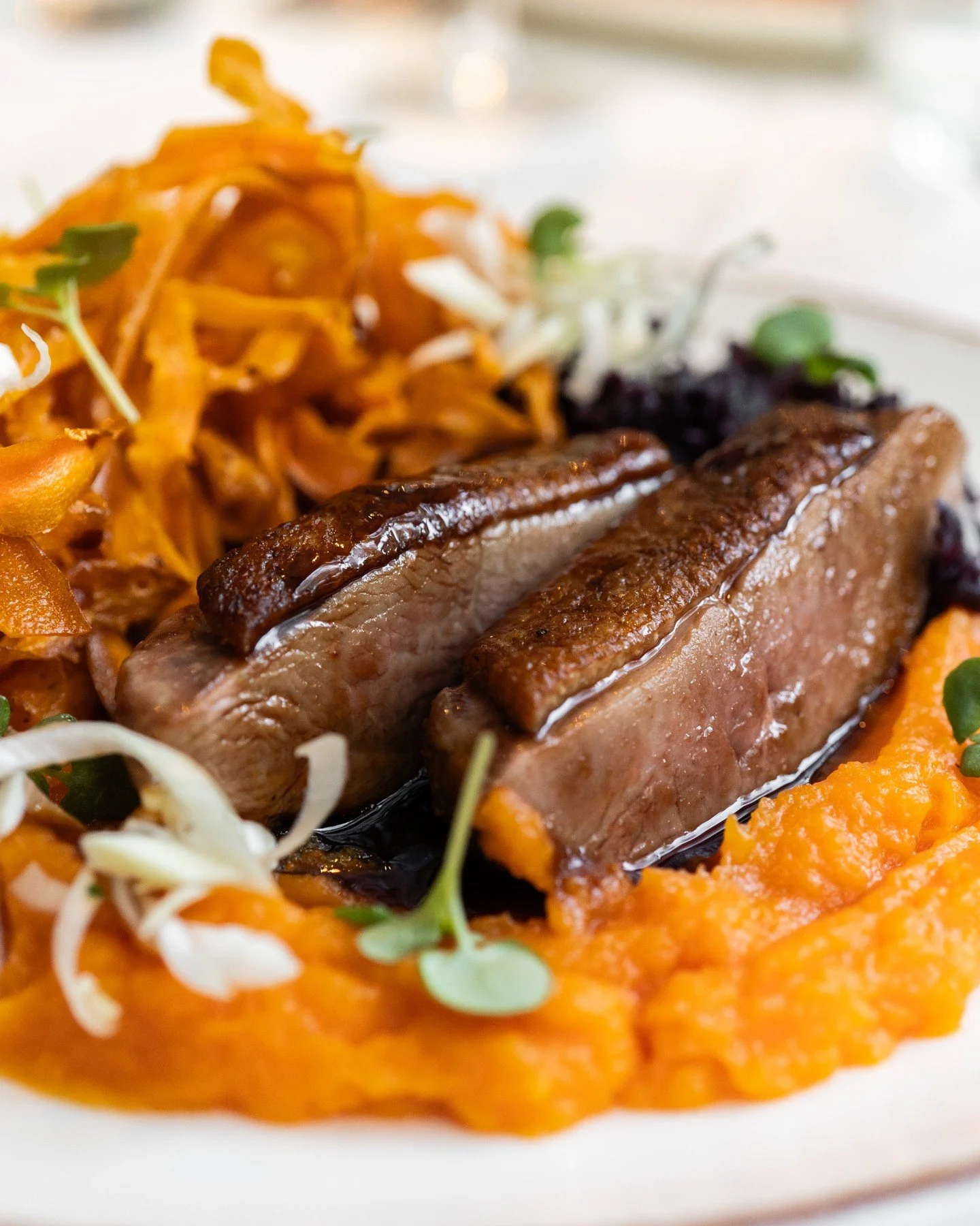 MAGRET DE CANARD ROS&Eacute;, QUENELLES, PATATE DOUCET ET CHOU ROUGE ✨

Avagy a ros&eacute; kacsamell&uuml;nk, nudlival, &eacute;terburgony&aacute;val &eacute;s lilap&aacute;koszt&aacute;val.

#pavillondeparis #pavillondeparisbudapest #frenchcuisine 