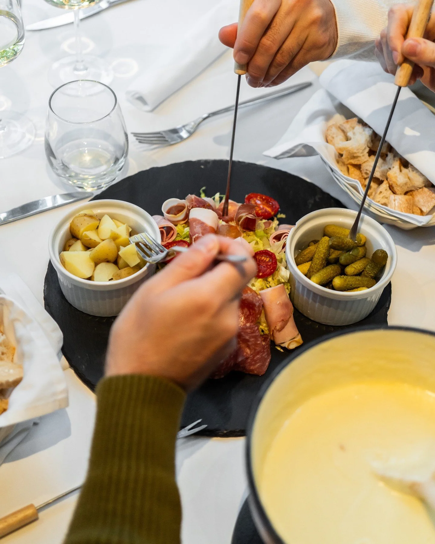 A legjobb besz&eacute;lget&eacute;sek egy fondue mellett kezdődnek! ✨🫕
Hozd a bar&aacute;taidat, &eacute;s t&ouml;ltsetek el egy sajtm&aacute;moros est&eacute;t!

Fondue estjeinkre szerd&aacute;n, cs&uuml;t&ouml;rt&ouml;k&ouml;n &eacute;s vas&aacute