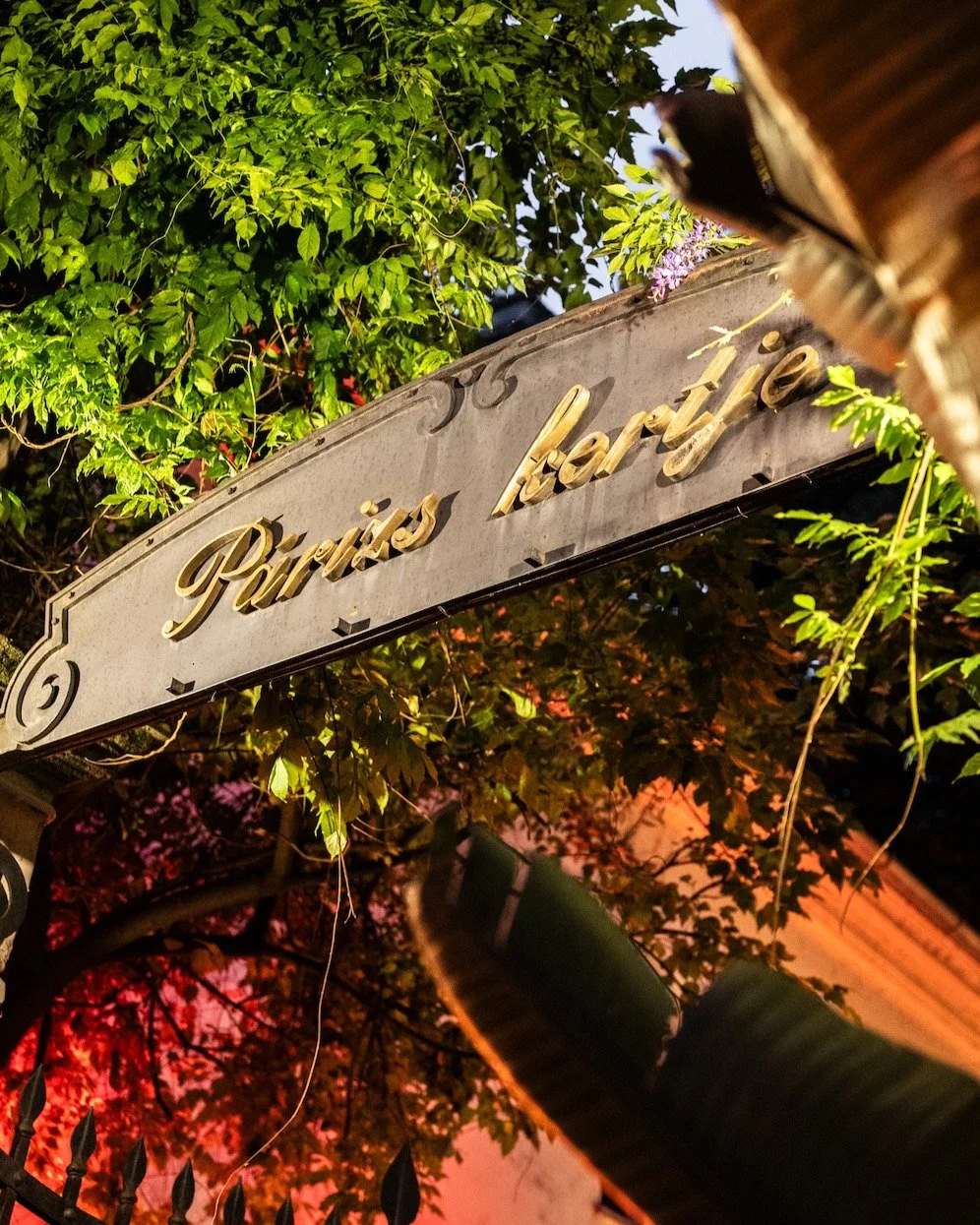 Szerint&uuml;nk egyszerűen k&eacute;ptelens&eacute;g megunni a tavaszi est&eacute;ket kert&uuml;nkben! ✨

#pavillondeparis