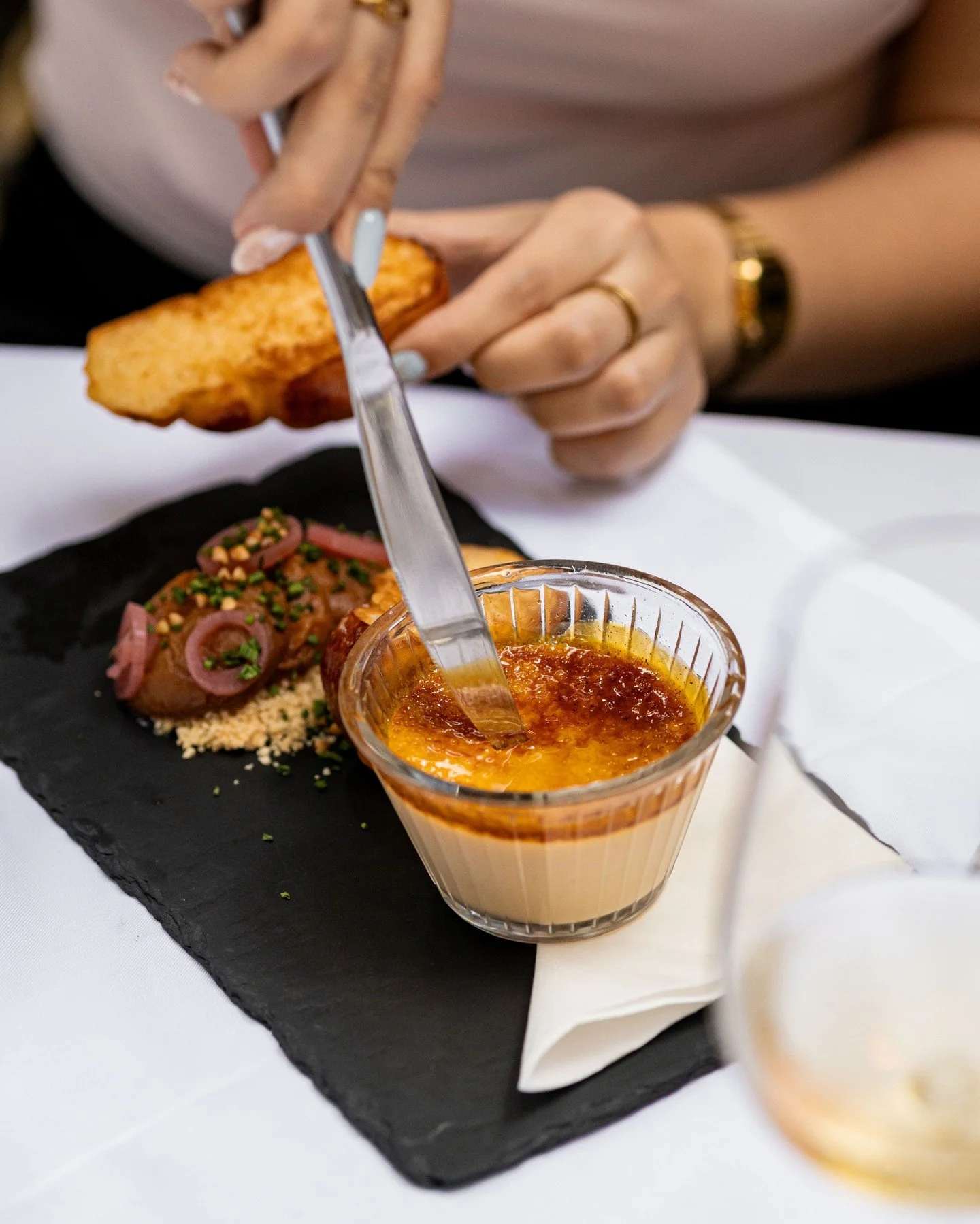 &sim; Egy elő&eacute;tel, ami m&eacute;lt&oacute; ind&iacute;t&aacute;sa egy csod&aacute;latos est&eacute;nek &sim;

#pavillondeparis #frenchrestaurant