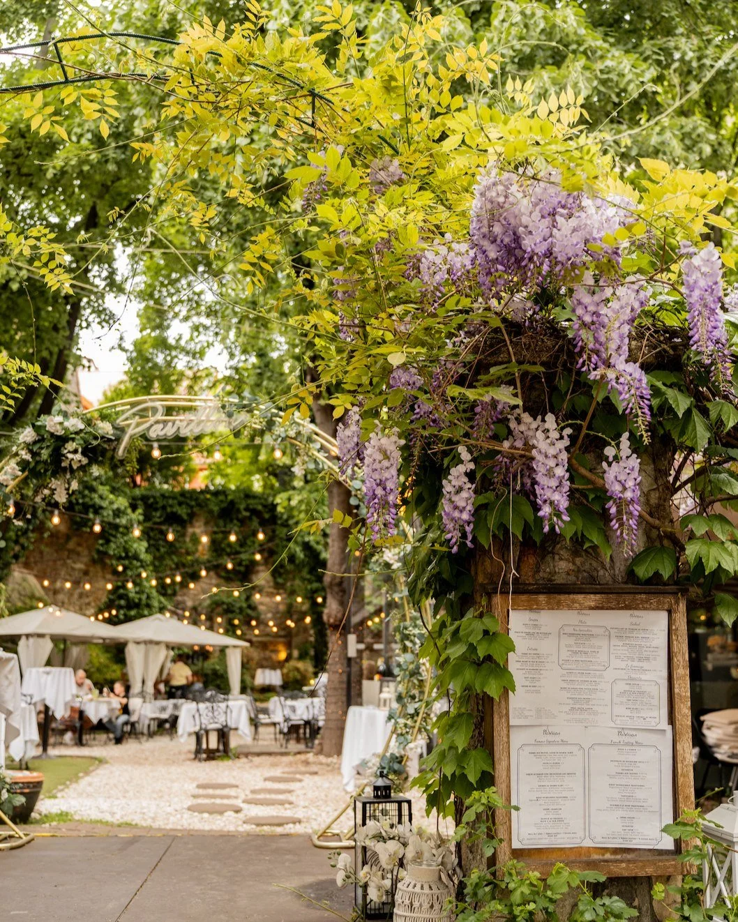 Ez esti, f&eacute;ny&aacute;rban &uacute;sz&oacute; kertet csak egy dolog m&uacute;lhatja fel&uuml;l: a napf&eacute;nyes, z&ouml;ldellő, buja k&eacute;rt&uuml;nk. 🇫🇷

#pavillondeparis #pavillondeparisbudapest