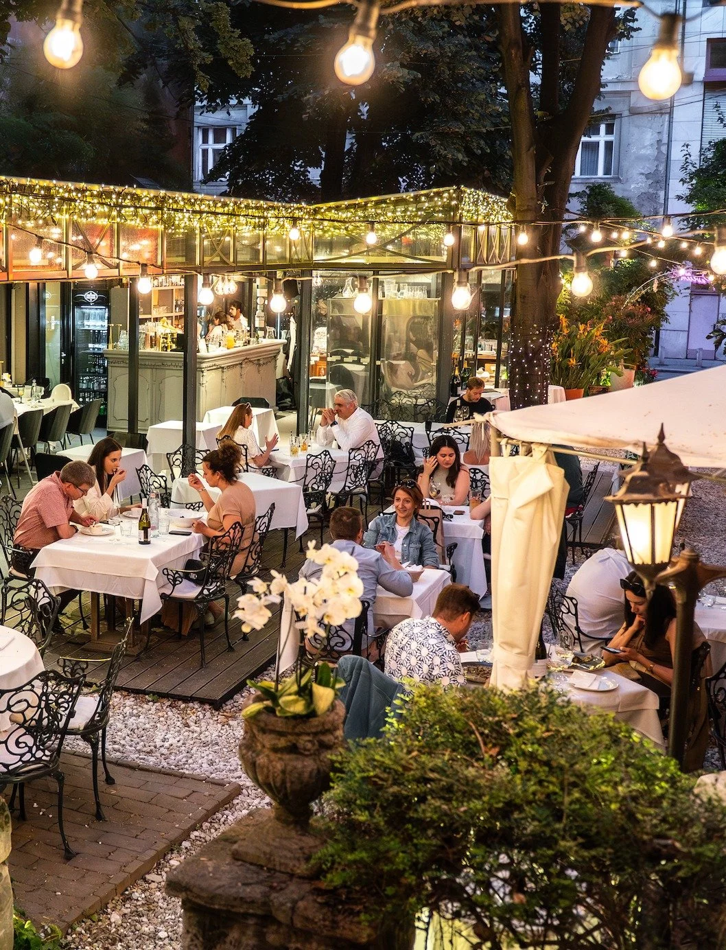 Ezek a tavaszi, ny&uuml;zsgő, f&eacute;ny&aacute;rban &uacute;sz&oacute; est&eacute;k! 🇫🇷😍

Asztalfoglal&aacute;s:
🔗 https://www.pavillondeparis.hu
📞 +36 30 711 1135

#pavillondeparis #pavillondeparisbudapest