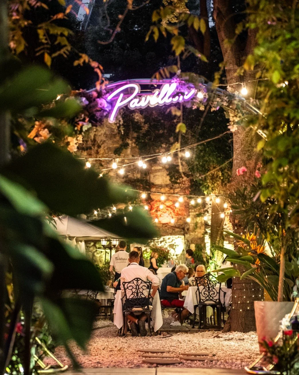Esti f&eacute;nyek, meghitt hangulat, francia falatok. ✨

Asztalfoglal&aacute;s:
🔗 https://www.pavillondeparis.hu
📞 +36 30 711 1135

#pavillondeparis #pavillondeparisabudapest