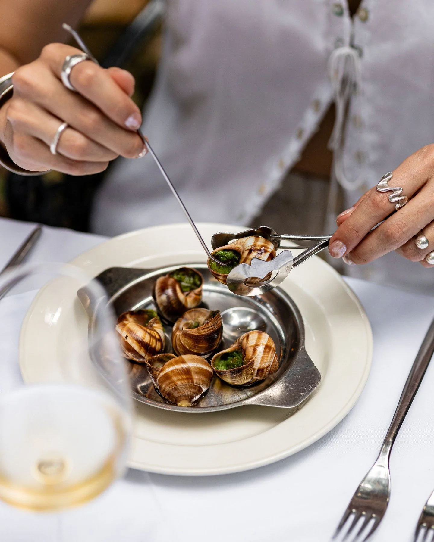 ESCARGOTS DE BOURGOGNE 🇫🇷
Hagyom&aacute;nyos francia fog&aacute;sok, hozz&aacute;juk illő borok, napf&eacute;nyes, z&ouml;ldellő kert. 

#pavillondeparis #escargots