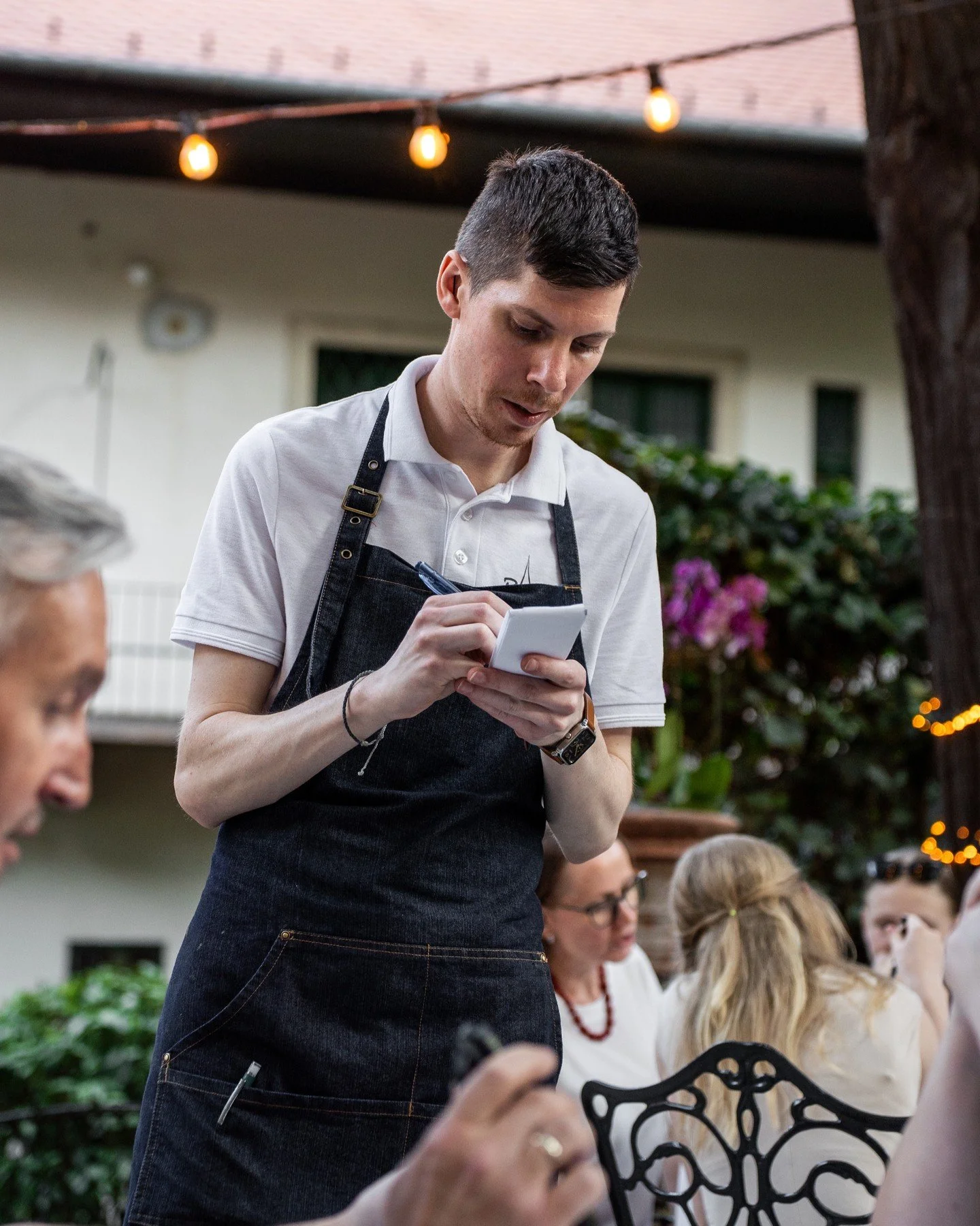 Ezek a ny&aacute;rest&eacute;k 😍✨

Asztalfoglal&aacute;s:
🔗 https://www.pavillondeparis.hu
📞 +36 30 711 1135

#pavillondeparis #pavillondeparisbudapest #secretgarden #frenchrestaurant #budapest