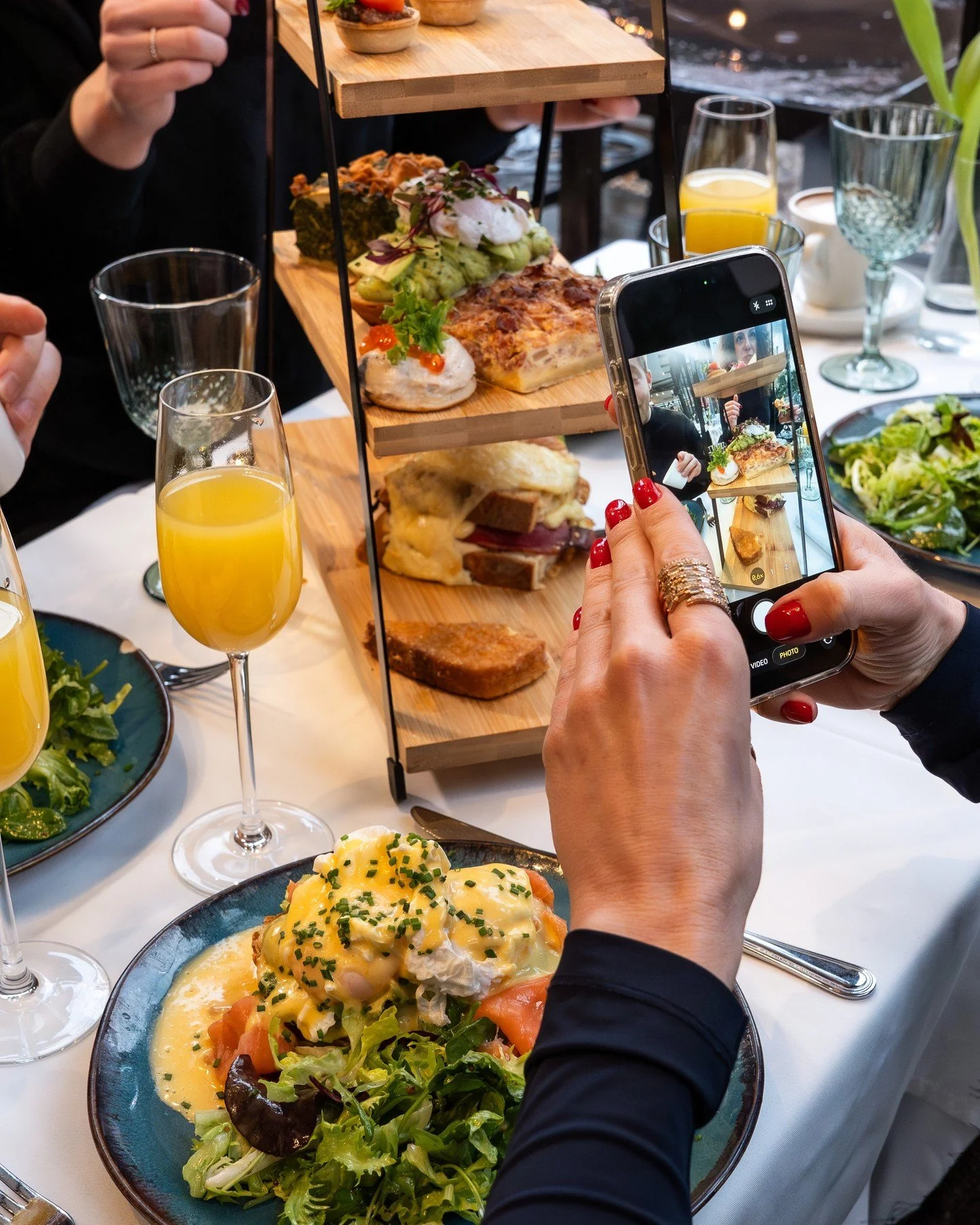🇫🇷 SZOMBATI BRUNCH 🇫🇷
Lass&iacute;tsatok le egy kicsit a h&eacute;tv&eacute;g&eacute;n: bar&aacute;tokkal, csal&aacute;ddal vagy ak&aacute;r kettesben. Erős k&aacute;v&eacute;val &eacute;s a kedvenc brunch fog&aacute;sainkkal v&aacute;runk szomba