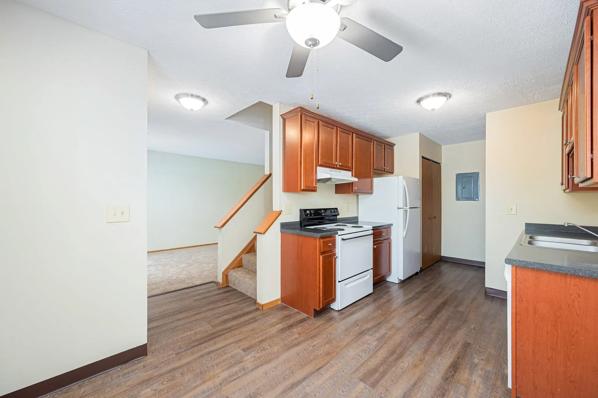 9-web-or-mls-8619 gold leaf ln 009.webp