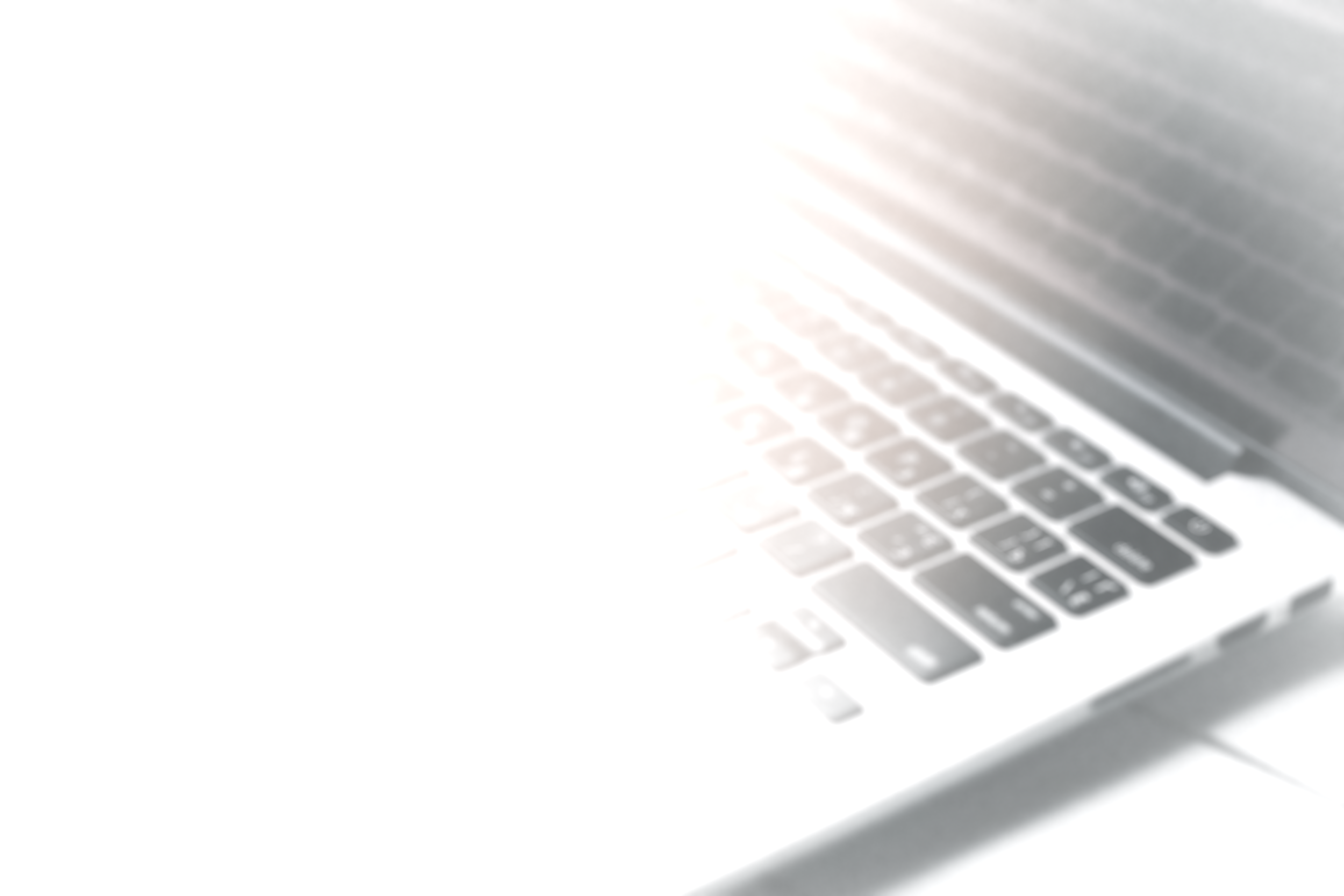 Clavier d'ordinateur portable vu de côté, avec touches noires sur un fond blanc clair.