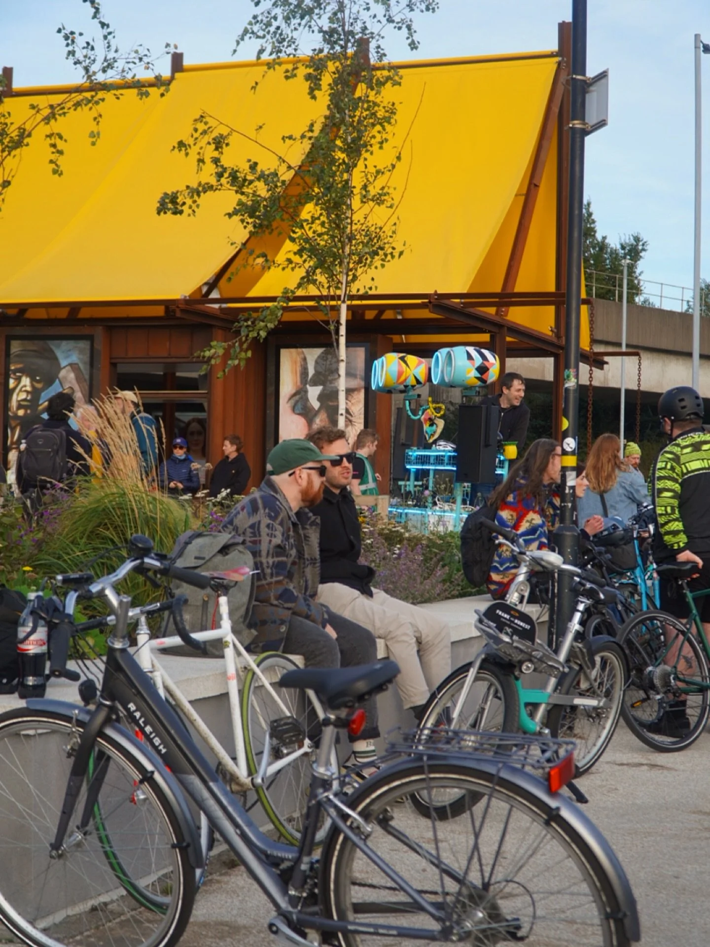 🌃 Native Late is BACK

Starting off strong this Friday with @criticalmassbelfast and tunes from @bang_bike_belfast 🚴&zwj;♀️

@sipsands0cial are running their successful quiz night - dm them to sign up 🤝

Not feeling the pub? Catch up by the water 