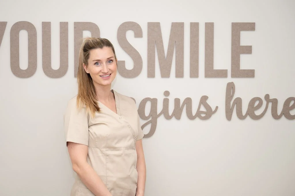 Maxime, mondhygiënist bij Mondzorg Voorne in Oostvoorne, behandelt patiënten met zorg en aandacht en legt de focus op persoonlijk contact en een gezonde, stralende glimlach.