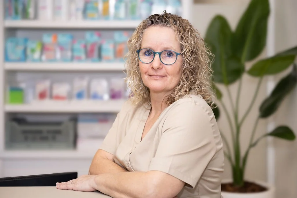 Lydia, balie- en omloopassistente bij Mondzorg Voorne in Oostvoorne, bereidt behandelingen voor en zorgt dat patiënten zich prettig en welkom voelen.