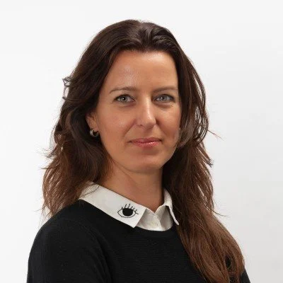 Portret van client met quote: “Mijn gebit voelt na elke behandeling weer perfect schoon en ik voel me altijd op mijn gemak bij Mondzorg Voorne in Oostvoorne. Een echte aanrader!”