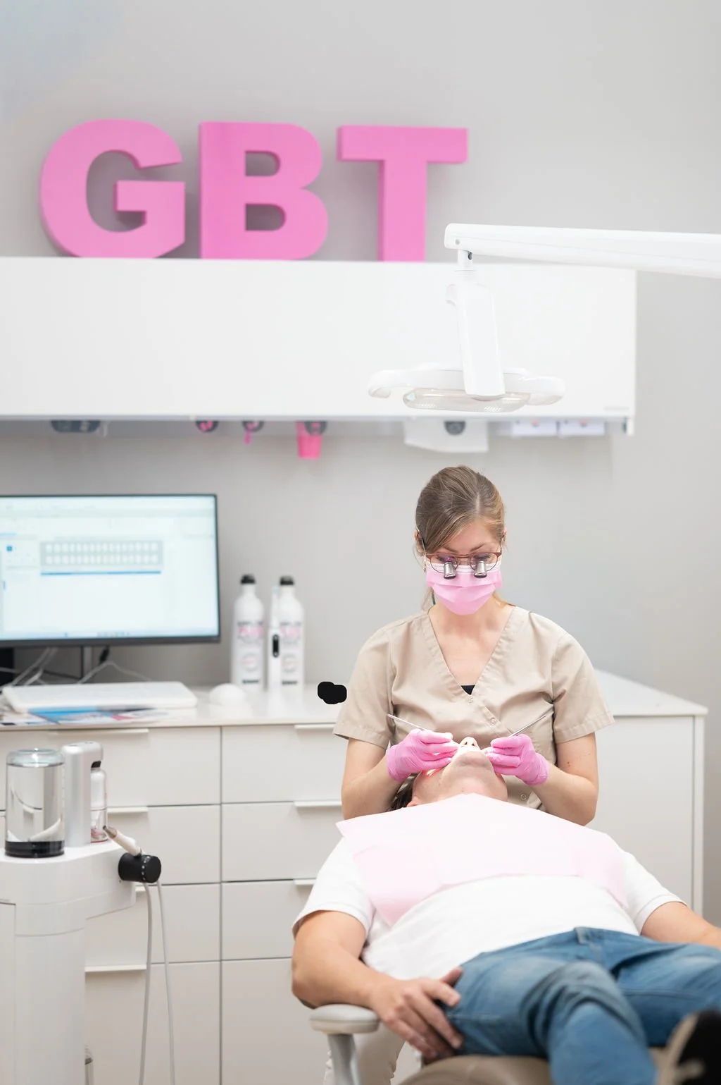 Mondhygiënist van Mondzorg Voorne in Hellevoetsluis en Oostvoorne behandelt een cliënt met de pijnloze GBT-methode in de mondzorgpraktijk.