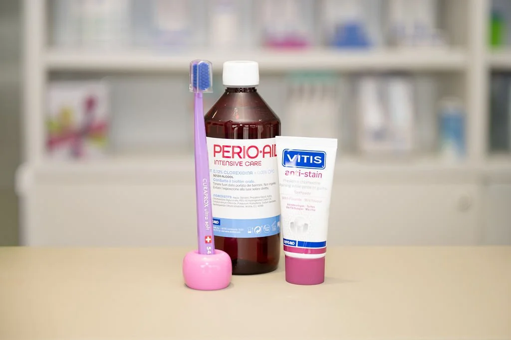 Professionele mondzorg producten zoals tandenborstel, medicatiefles en mondspoeling op tafel bij Mondzorg Voorne in Oostvoorne en Hellevoetsluis.