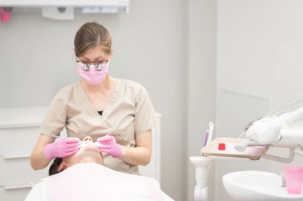 Mondhygiënist van Mondzorg Voorne in Hellevoetsluis en Oostvoorne voert een pijnloze GBT-behandeling uit bij een cliënt in de mondzorgpraktijk.